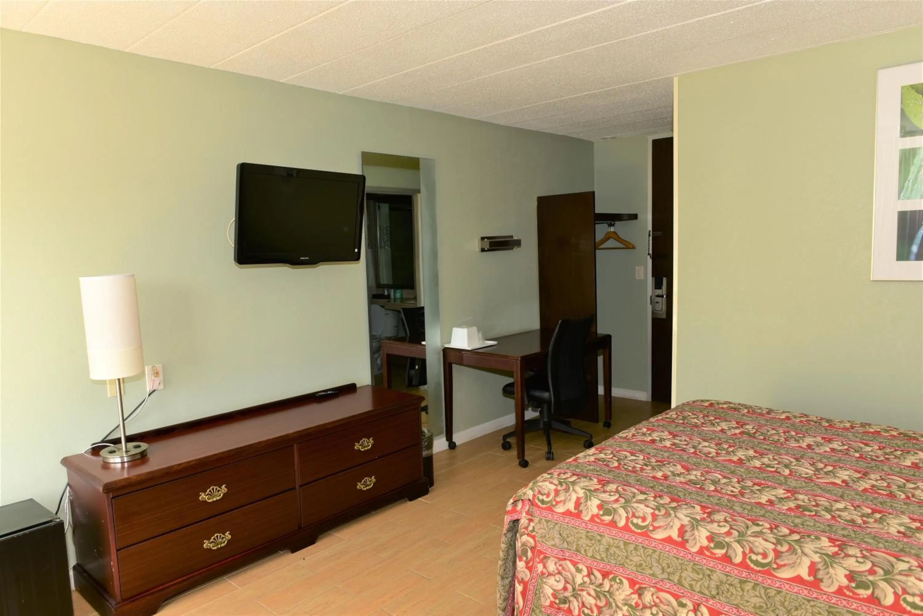 Bed in Red Carpet Inn