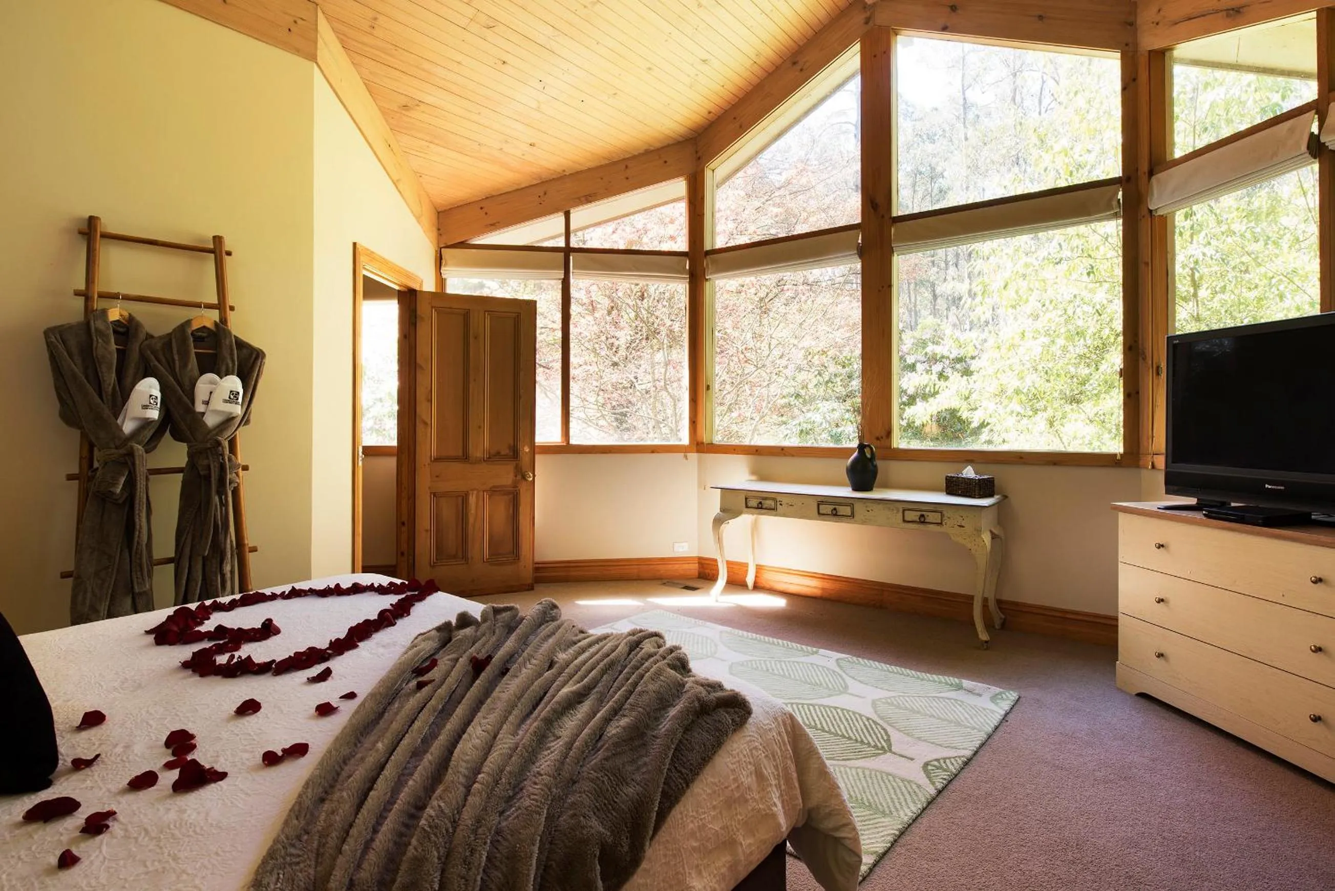 Bedroom, Bed in Linden Gardens Rainforest Retreat