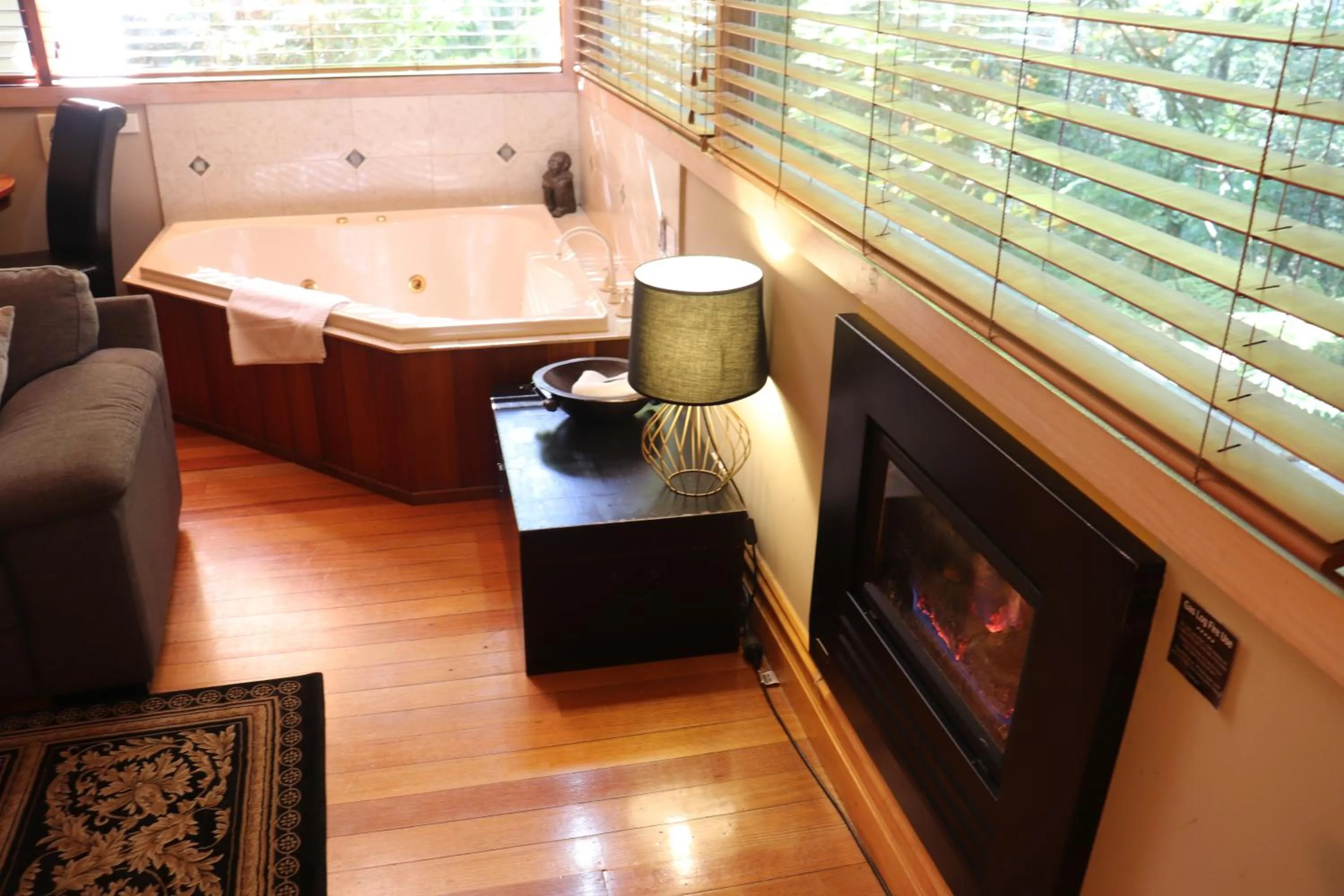 Hot Tub in Linden Gardens Rainforest Retreat