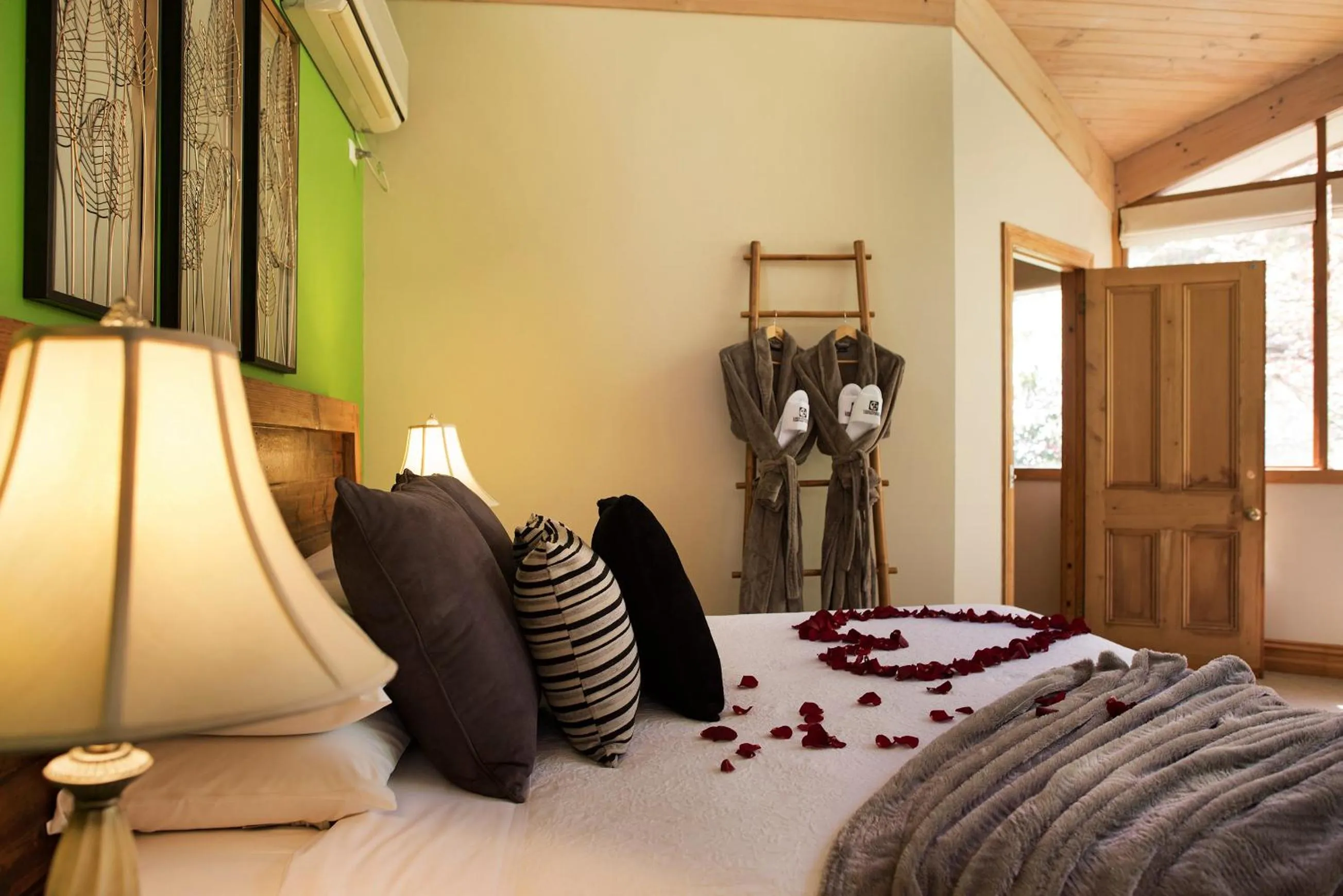 Bed in Linden Gardens Rainforest Retreat