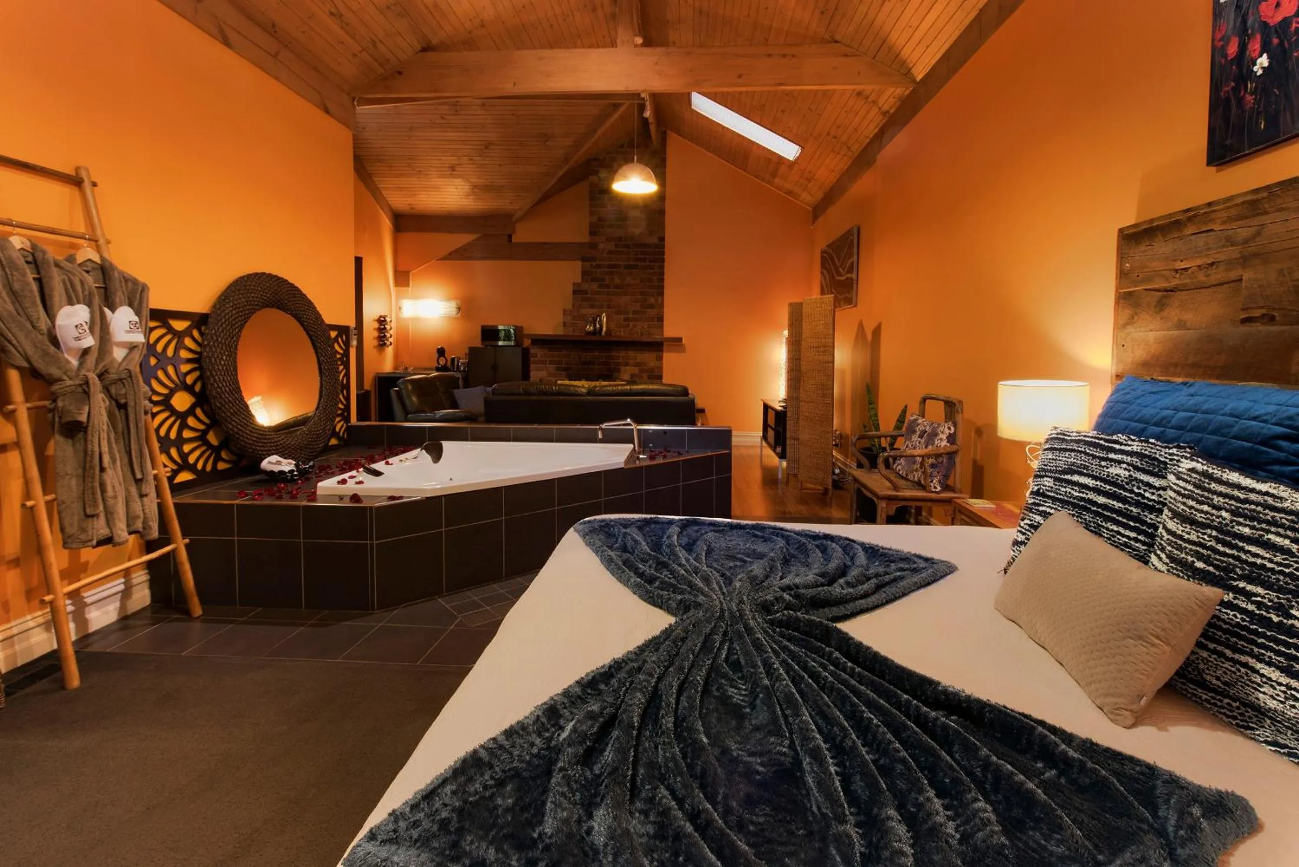 Hot Tub, Bed in Linden Gardens Rainforest Retreat