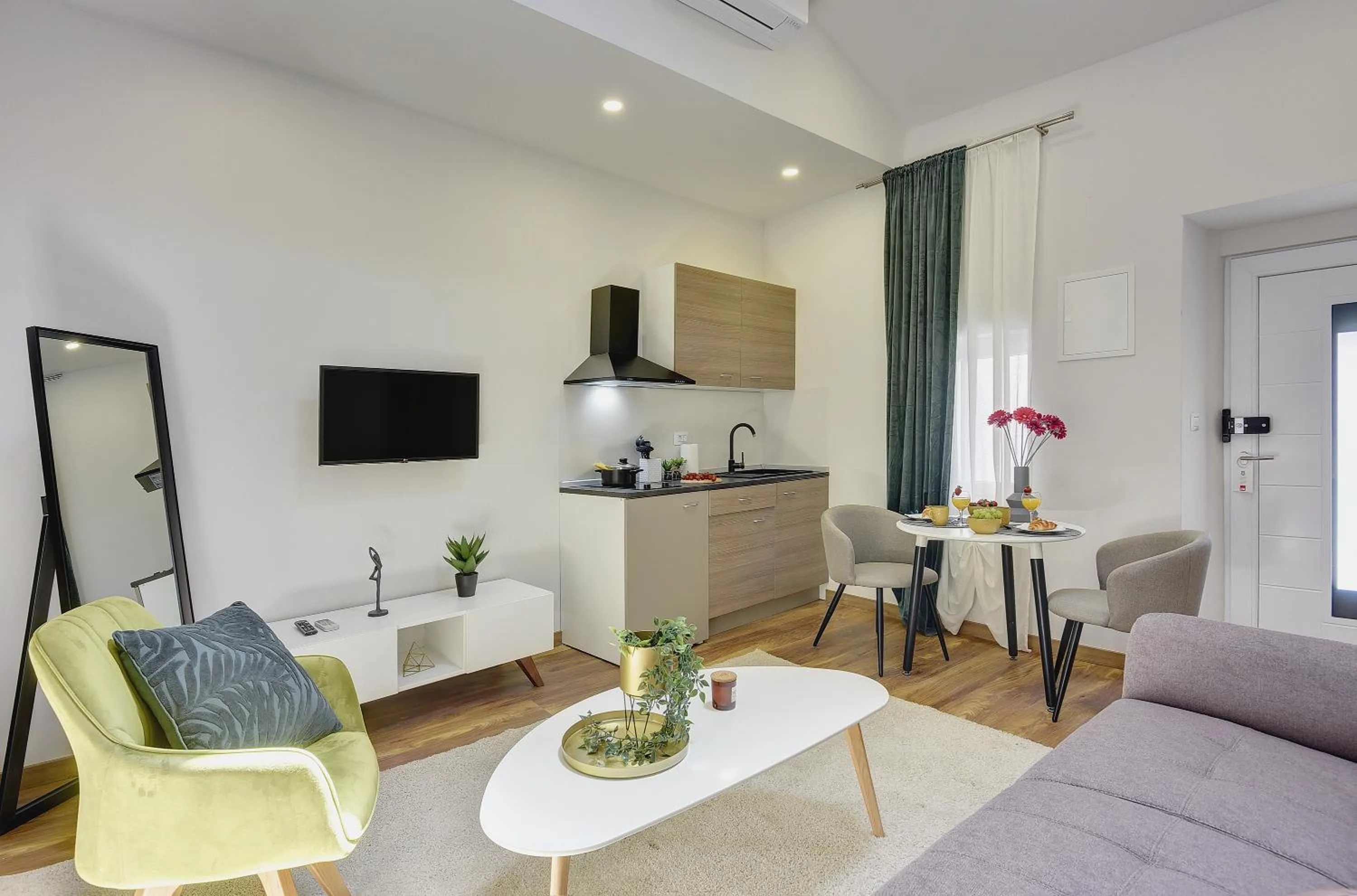 Communal lounge/ TV room in D&A Central Luxury Apartments with FREE Parking