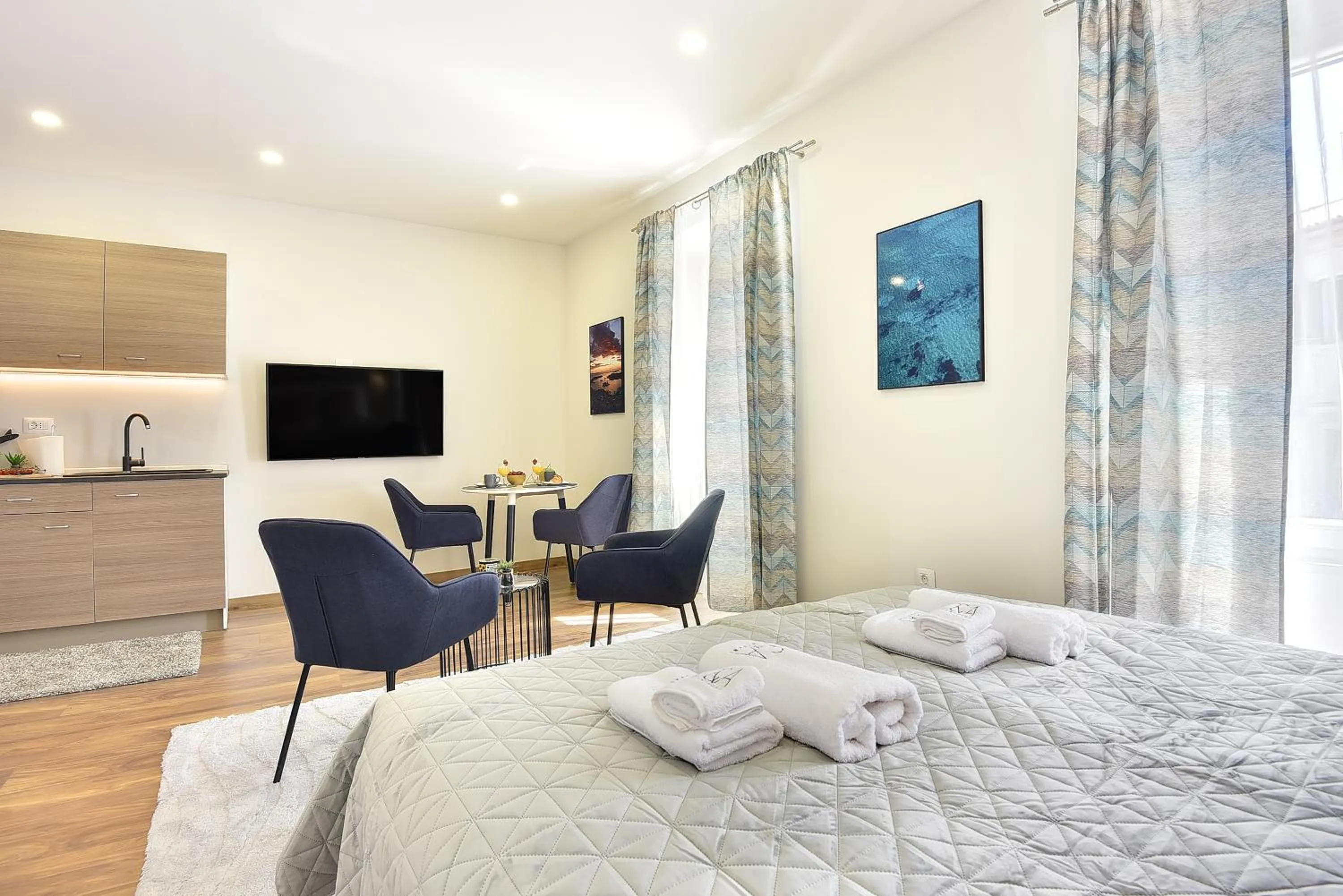 Communal lounge/ TV room, Bed in D&A Central Luxury Apartments with FREE Parking