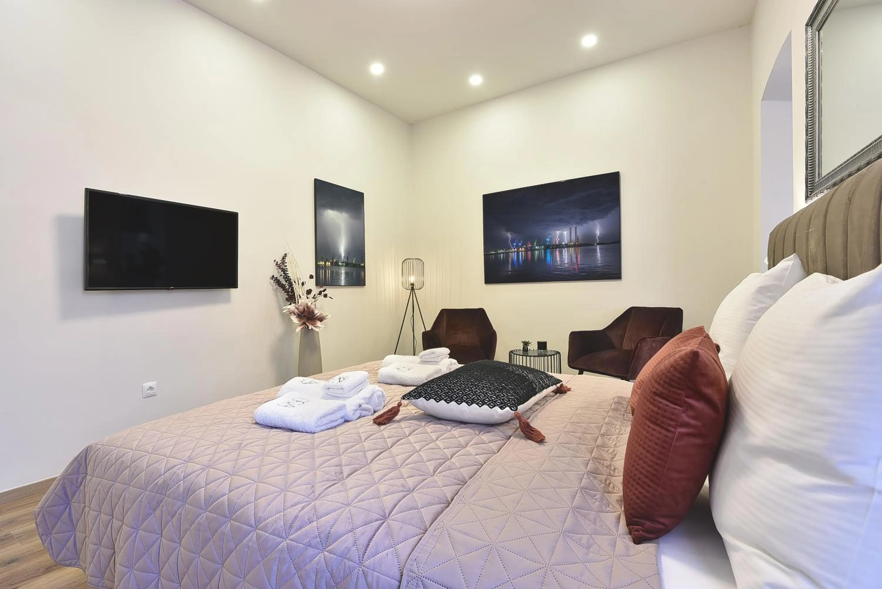 Communal lounge/ TV room, Bed in D&A Central Luxury Apartments with FREE Parking