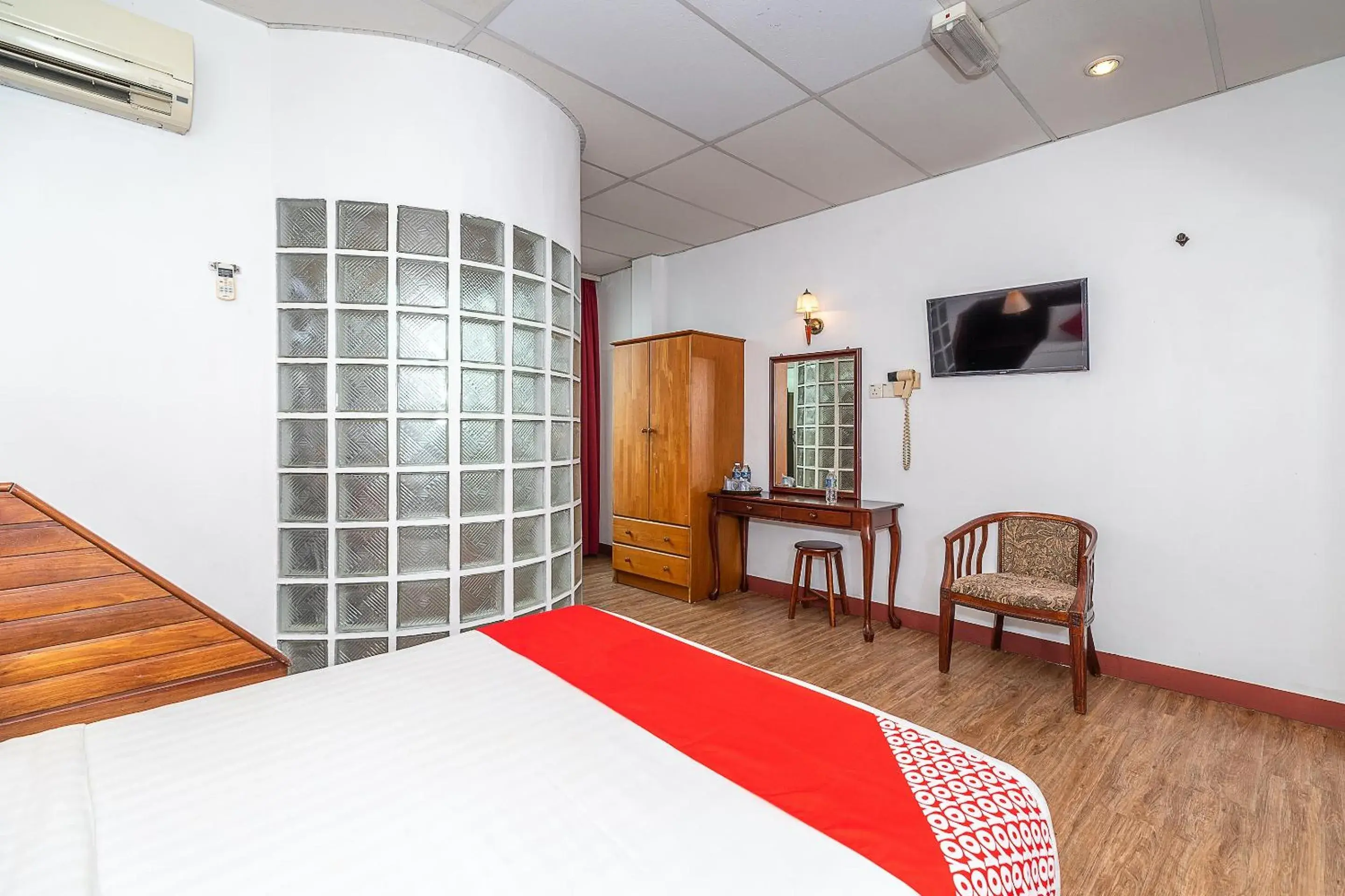 Bedroom, TV/Entertainment Center in OYO 89864 Hotel Holiday Park