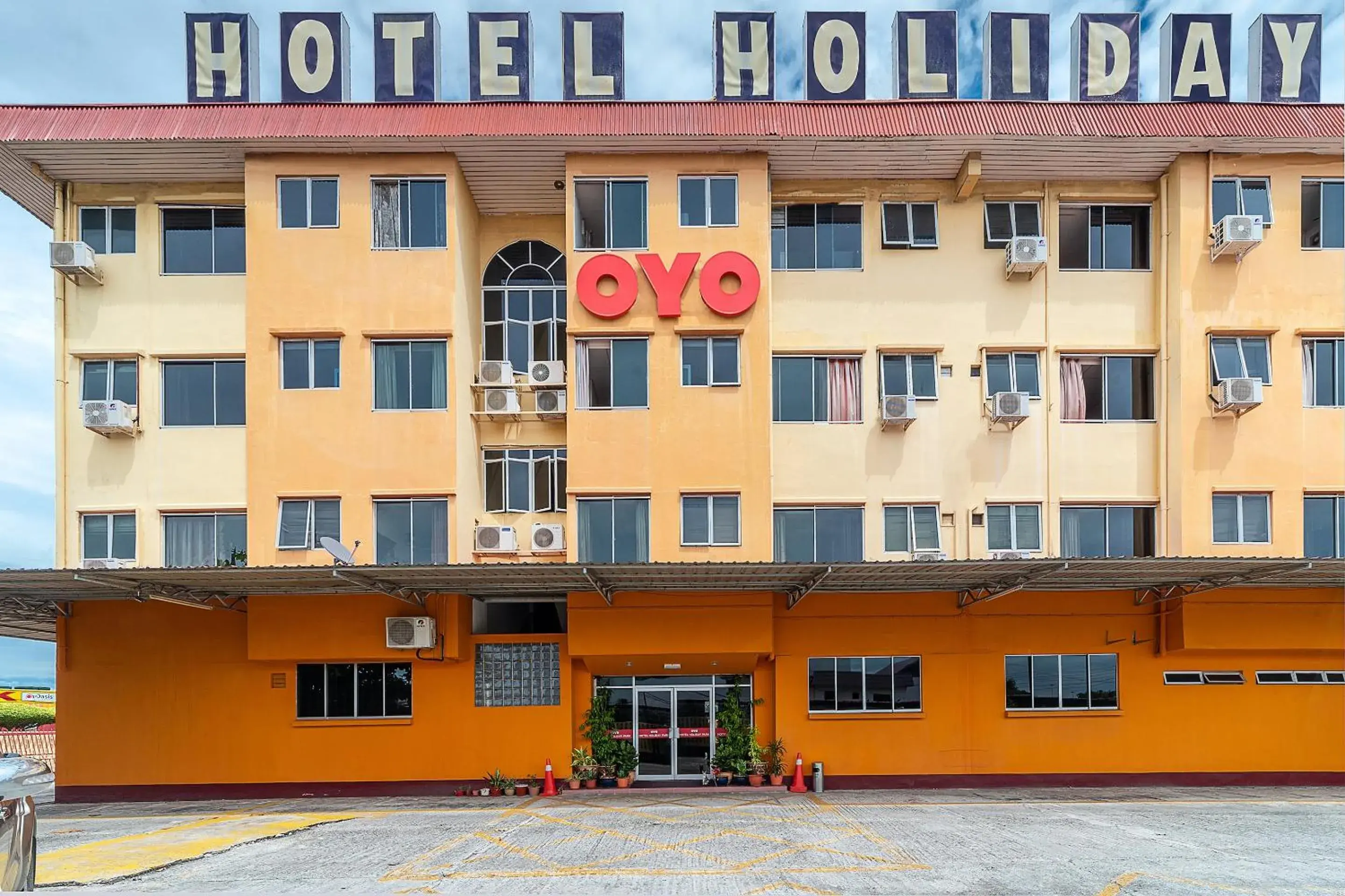 Facade/entrance, Property Building in OYO 89864 Hotel Holiday Park