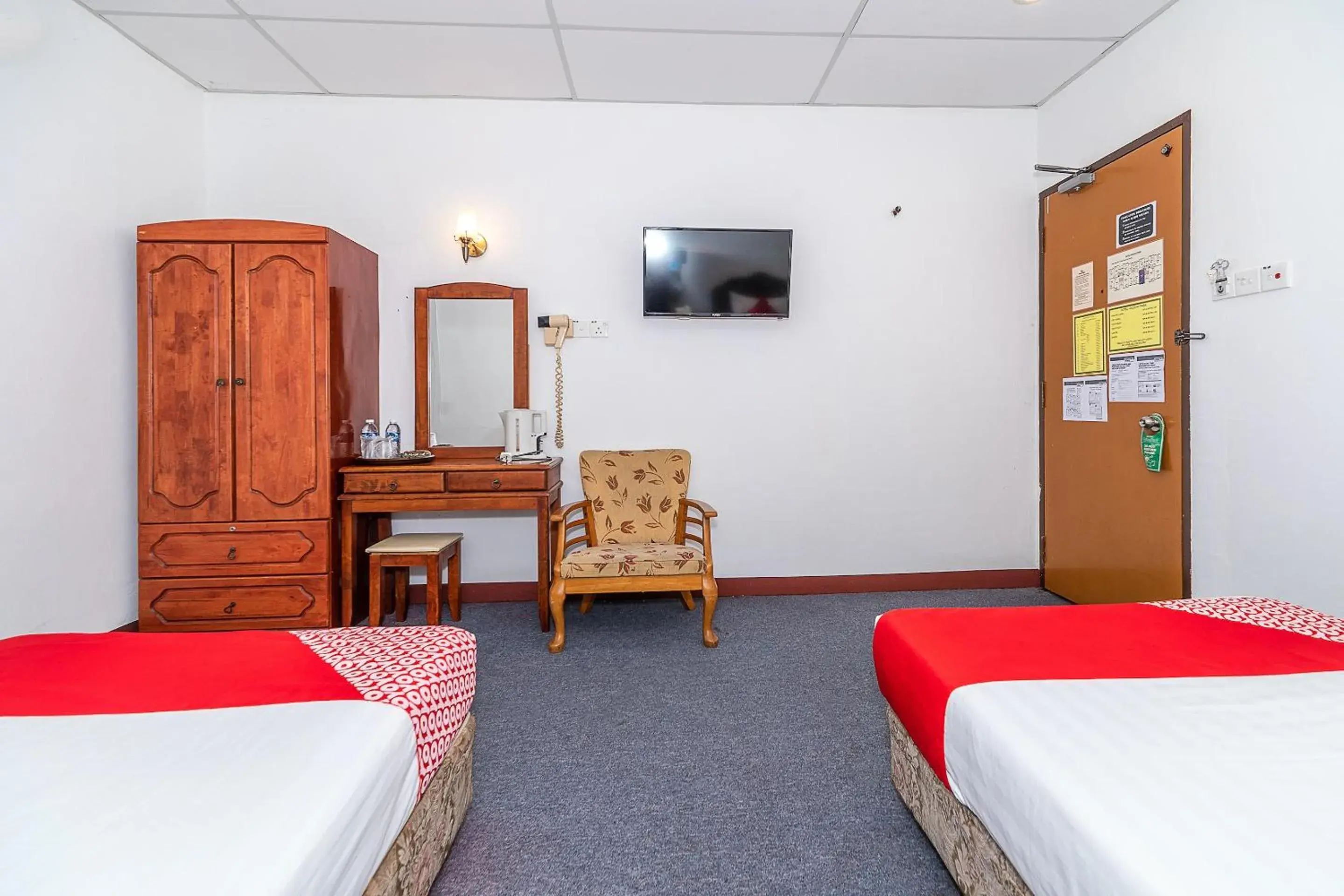 Bedroom, TV/Entertainment Center in OYO 89864 Hotel Holiday Park