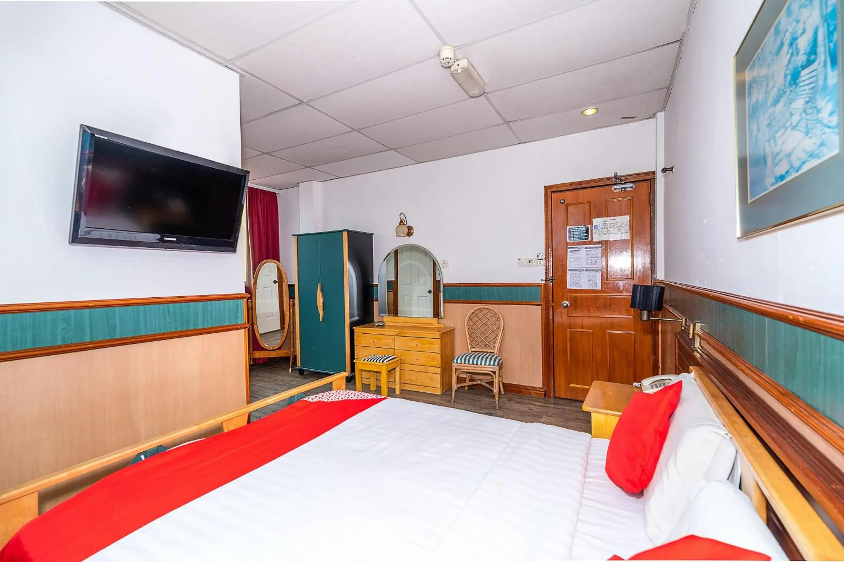 Bedroom, TV/Entertainment Center in OYO 89864 Hotel Holiday Park