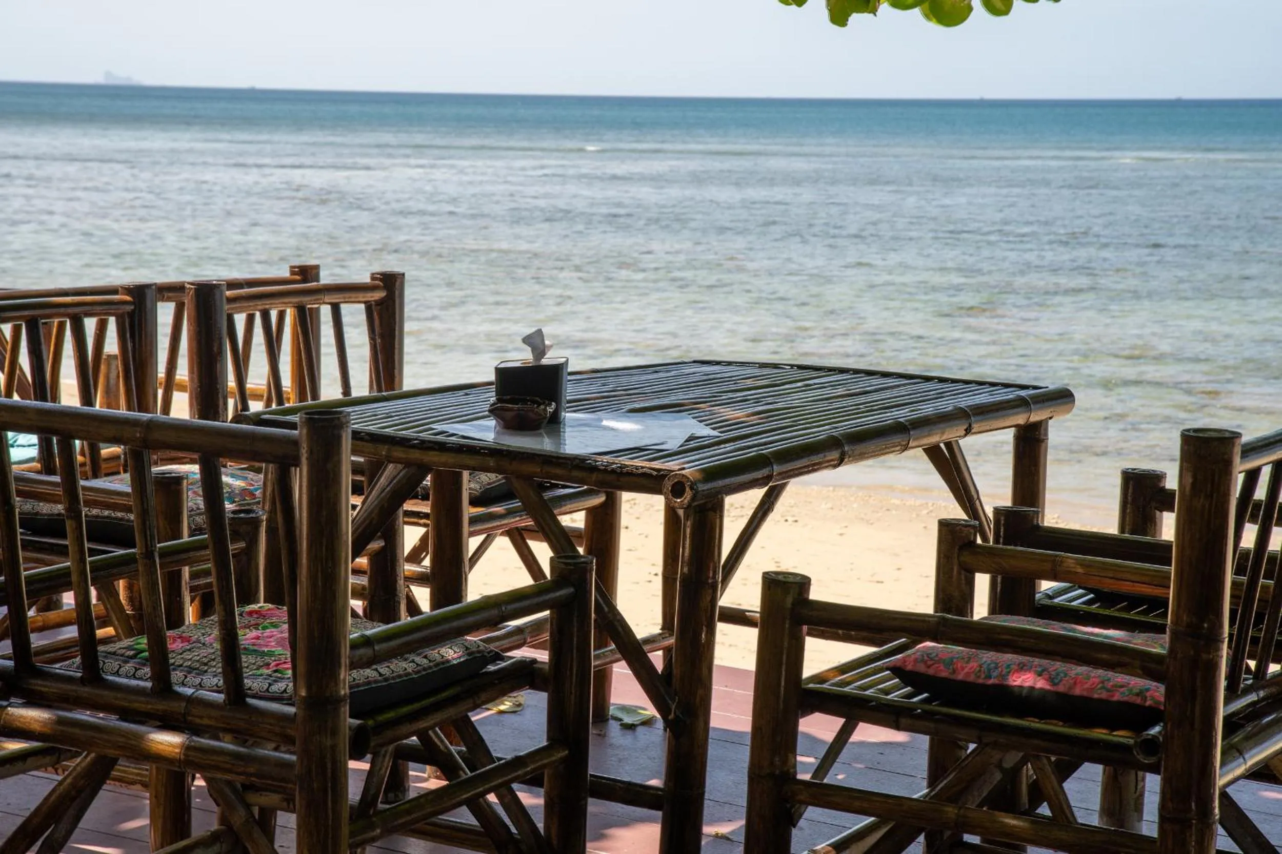 Restaurant/places to eat in Isara Lanta Beach Resort