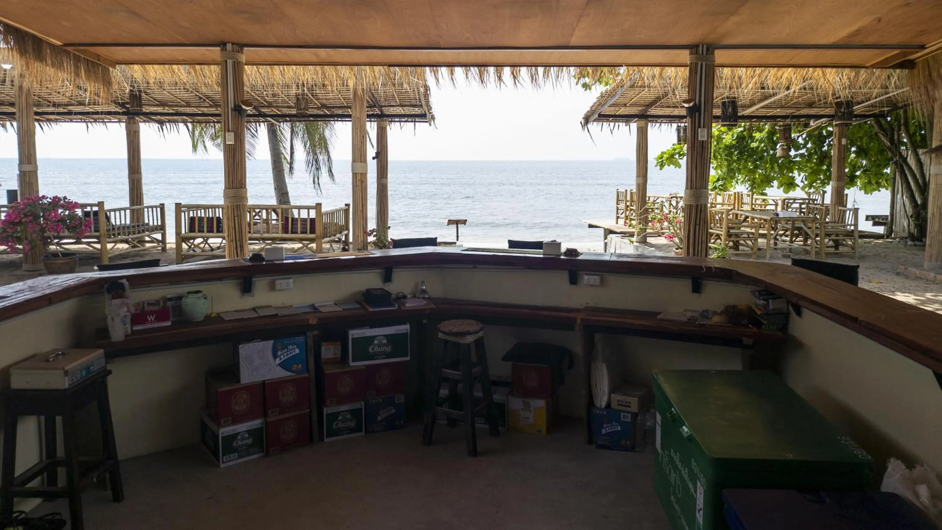 Restaurant/places to eat in Isara Lanta Beach Resort