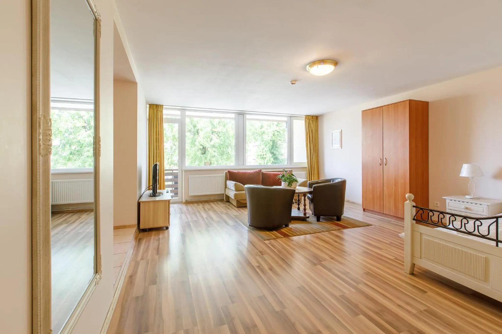 Living room, Bed in Viešbutis Prie Fontano