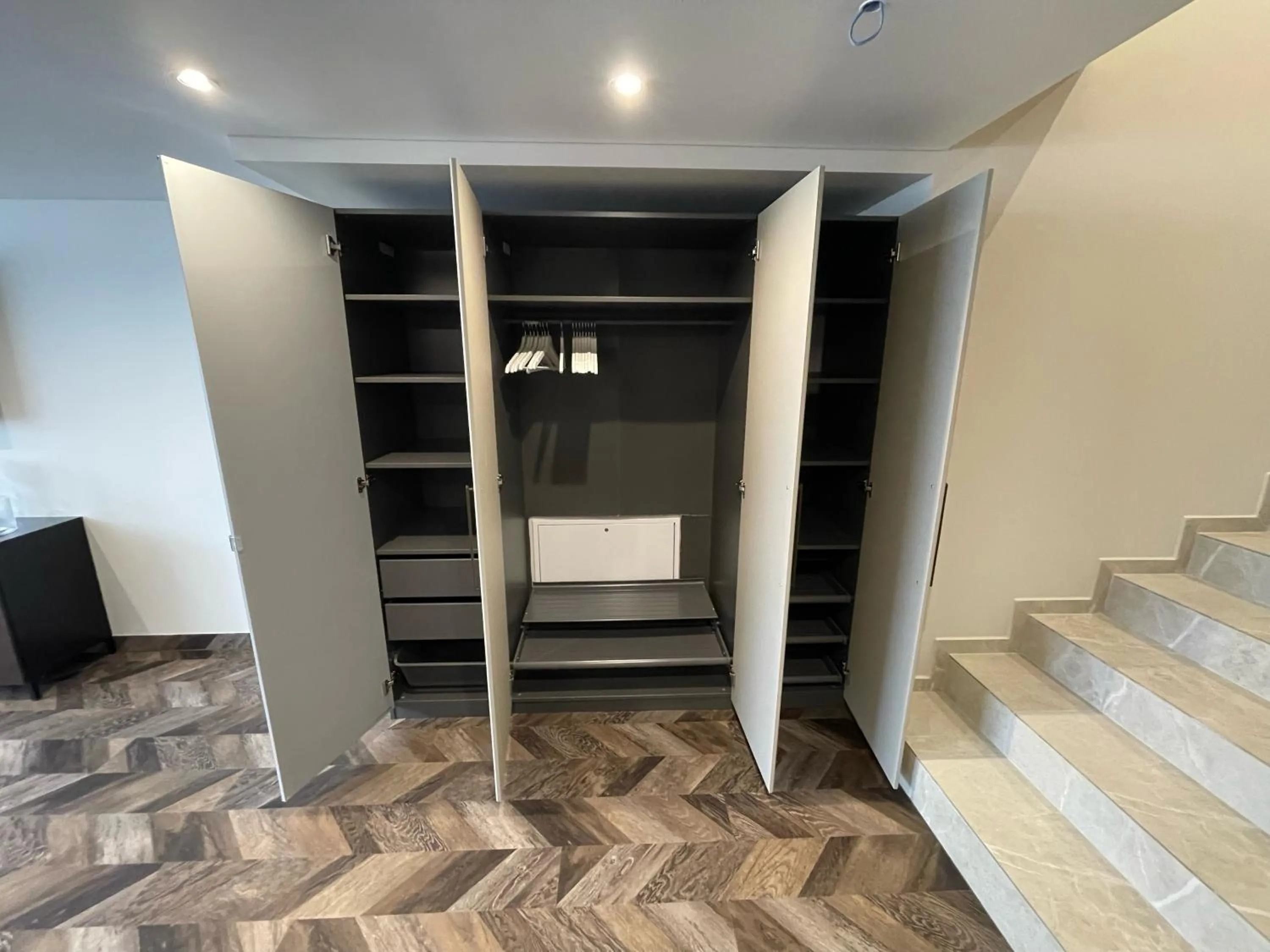 wardrobe in Viešbutis Prie Fontano