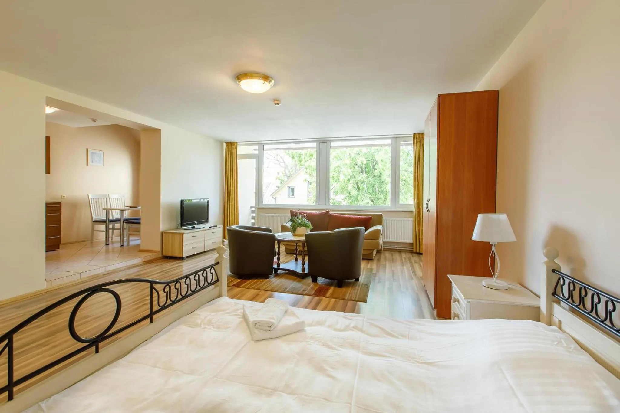 Seating area, Bed in Viešbutis Prie Fontano