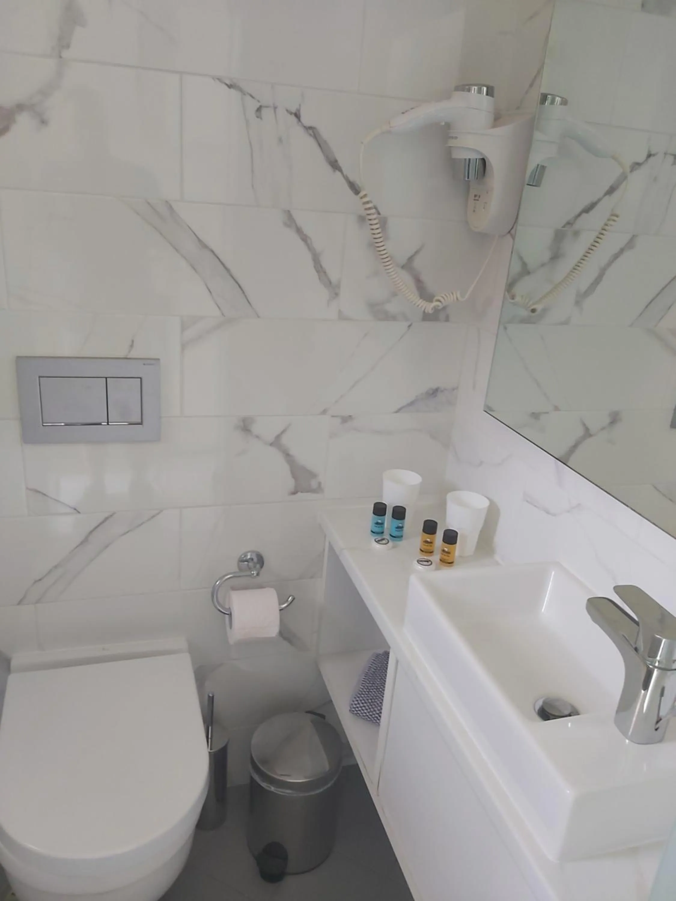 Toilet in Anna Studios