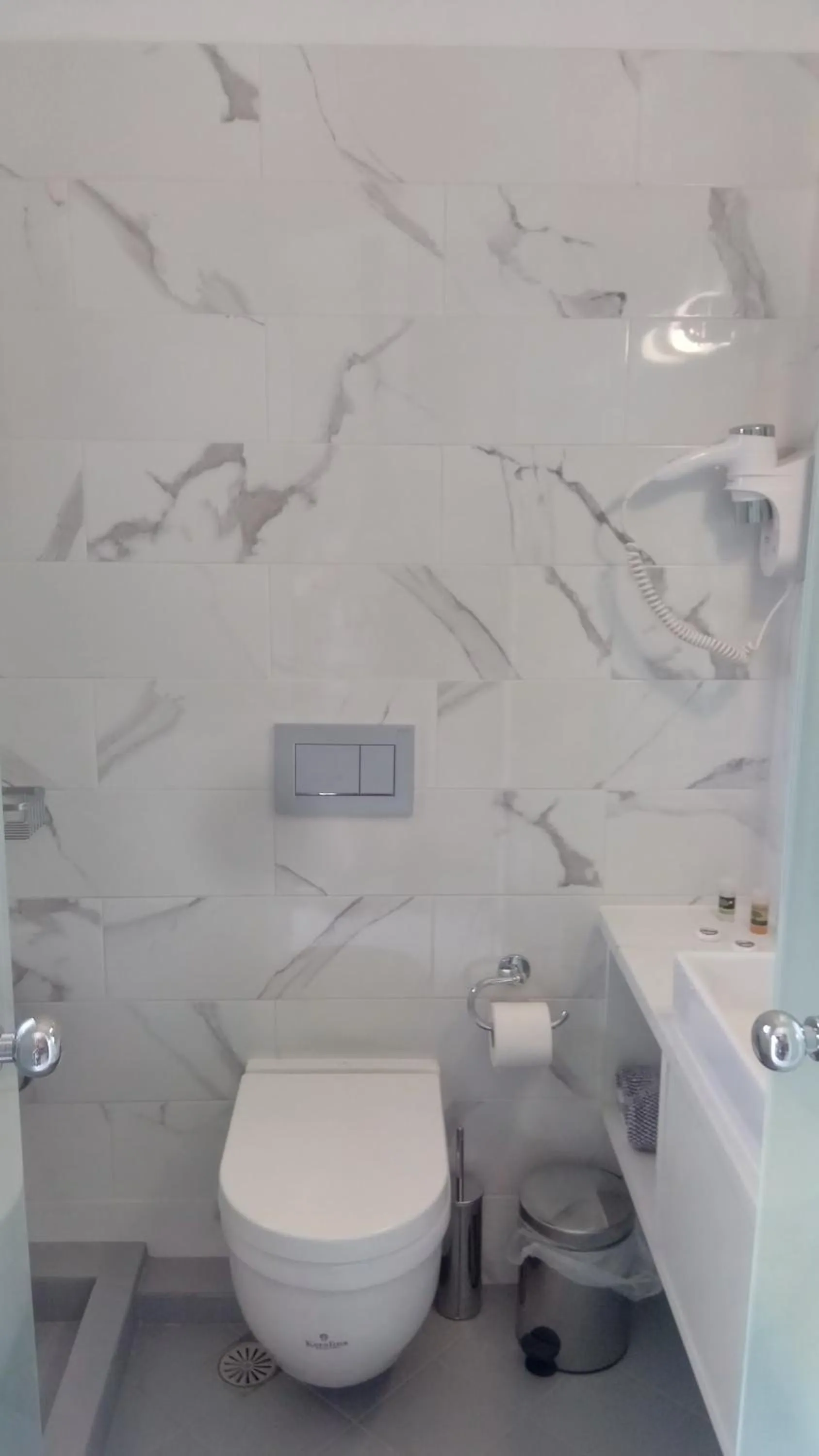 Toilet in Anna Studios