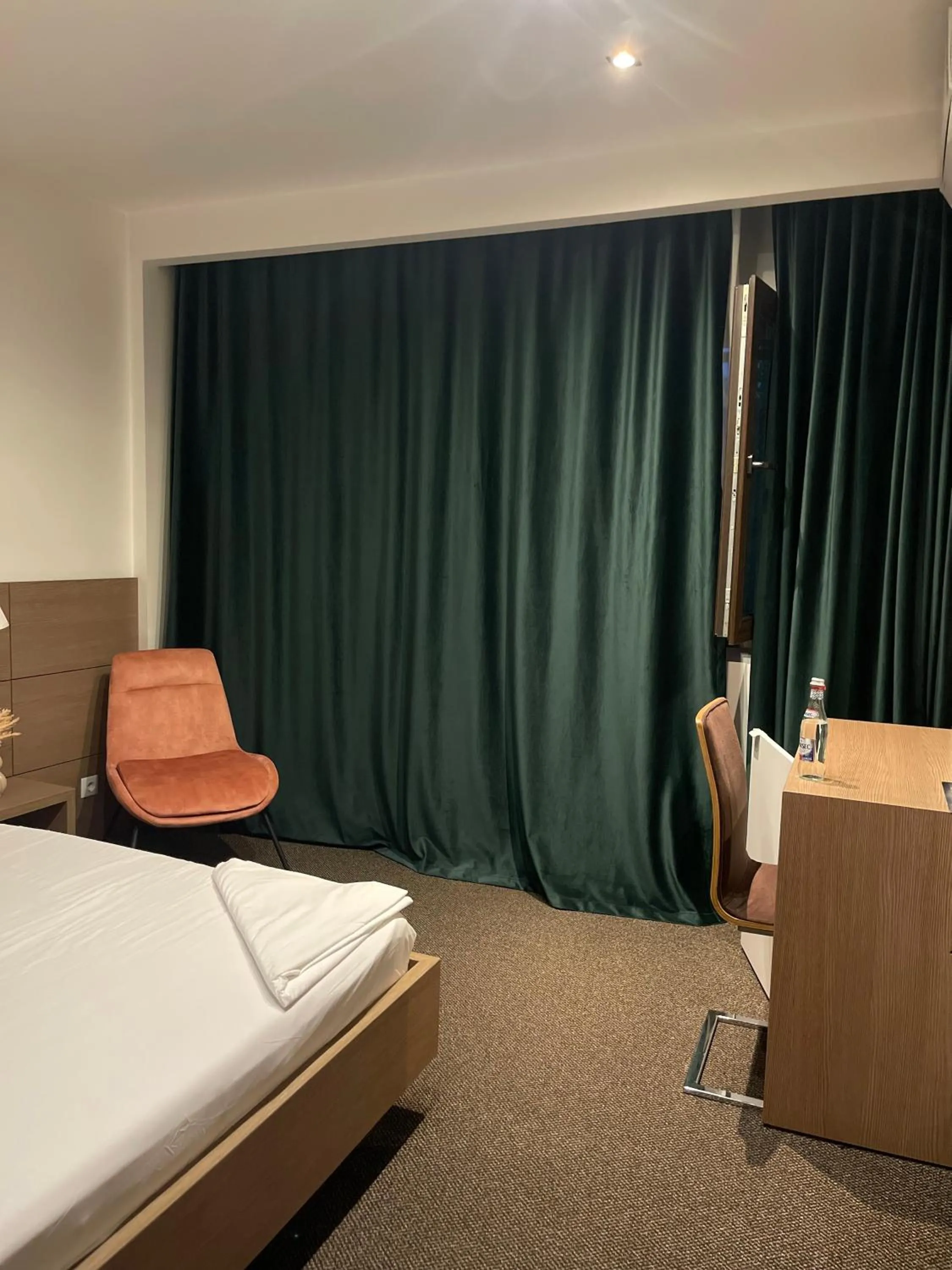 Photo of the whole room, Bed in Hotel Oscar