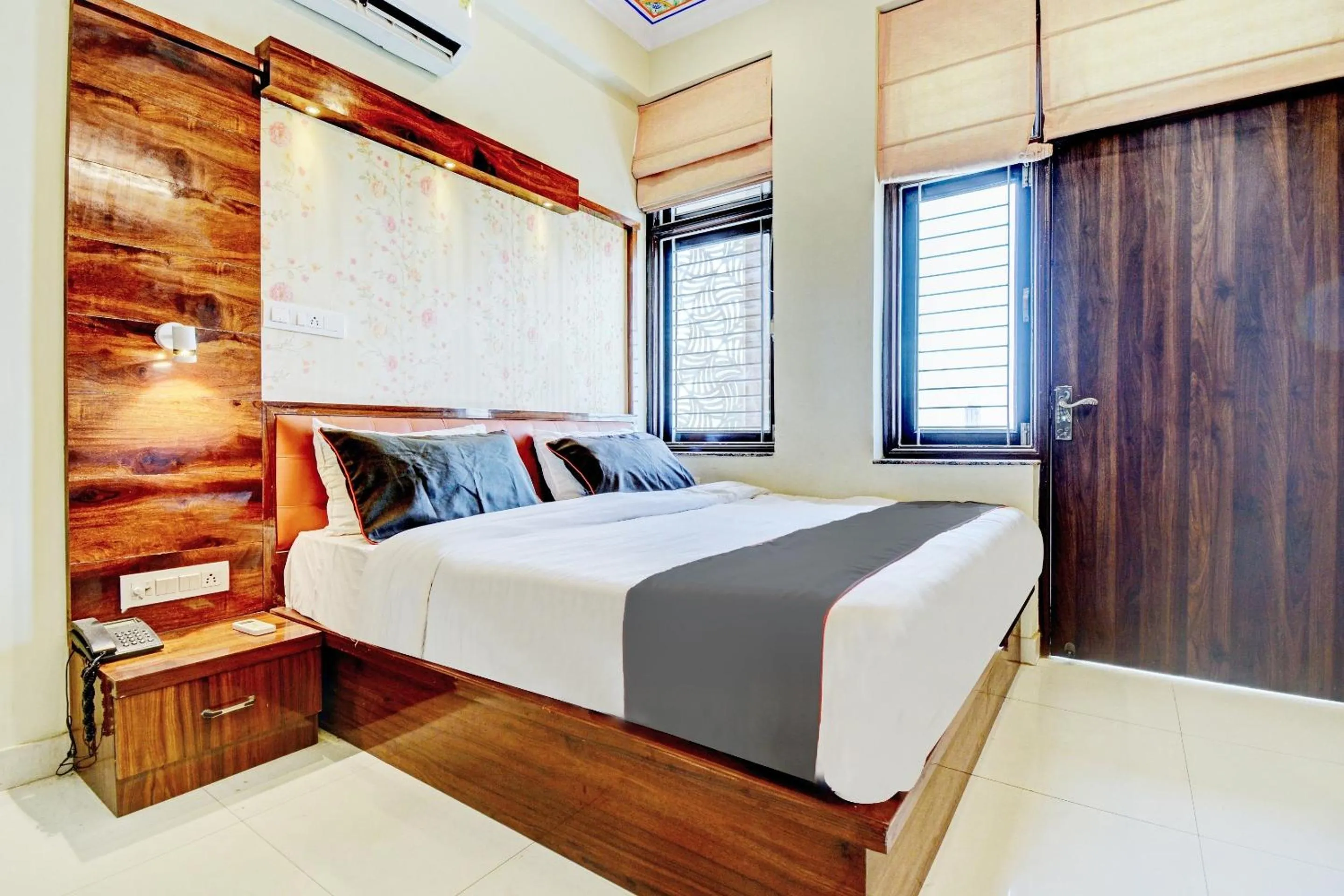 Bedroom, Bed in Super Collection O Tejesvi