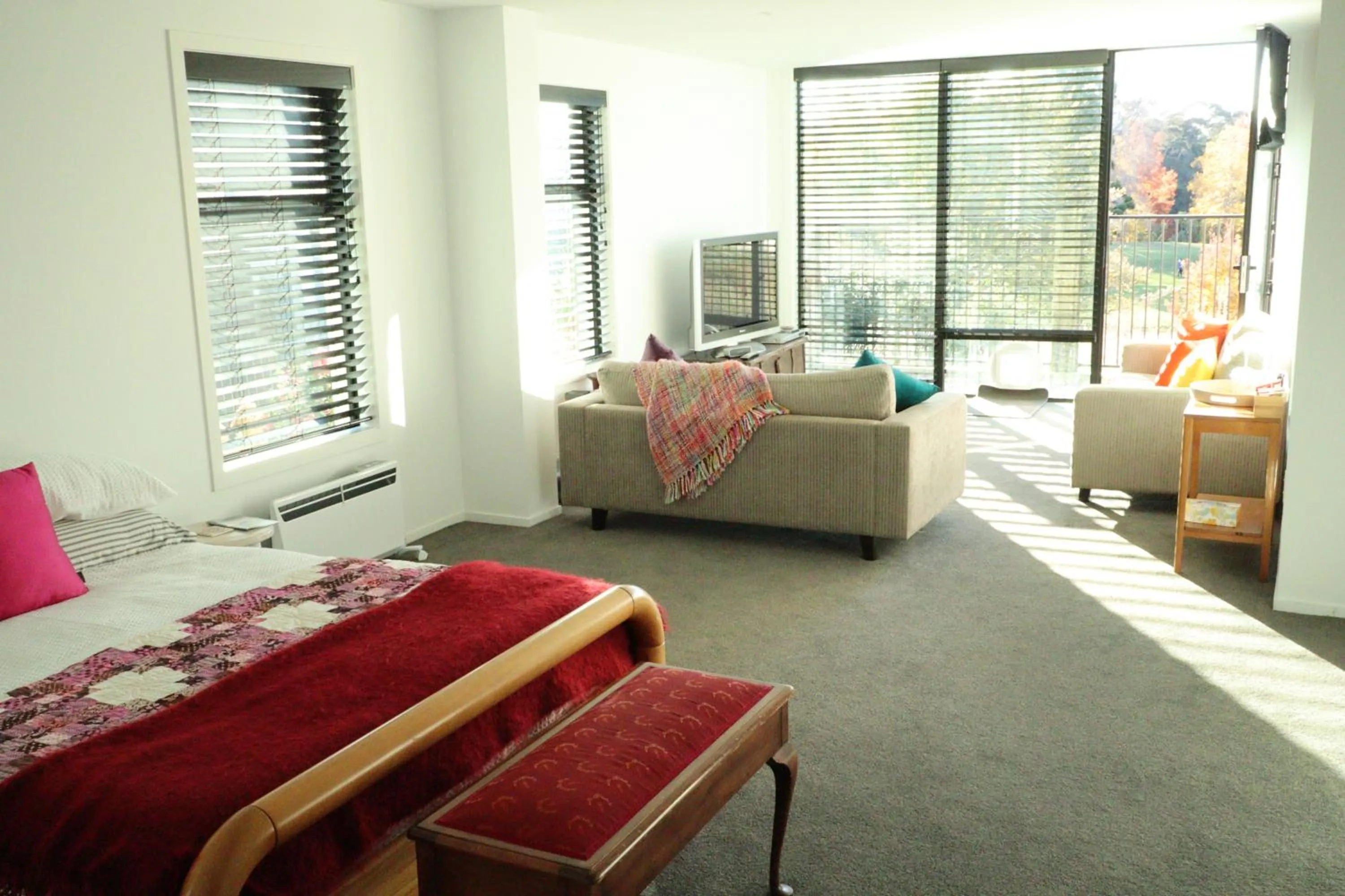 Seating area, Bed in Modern spacious Chartwell