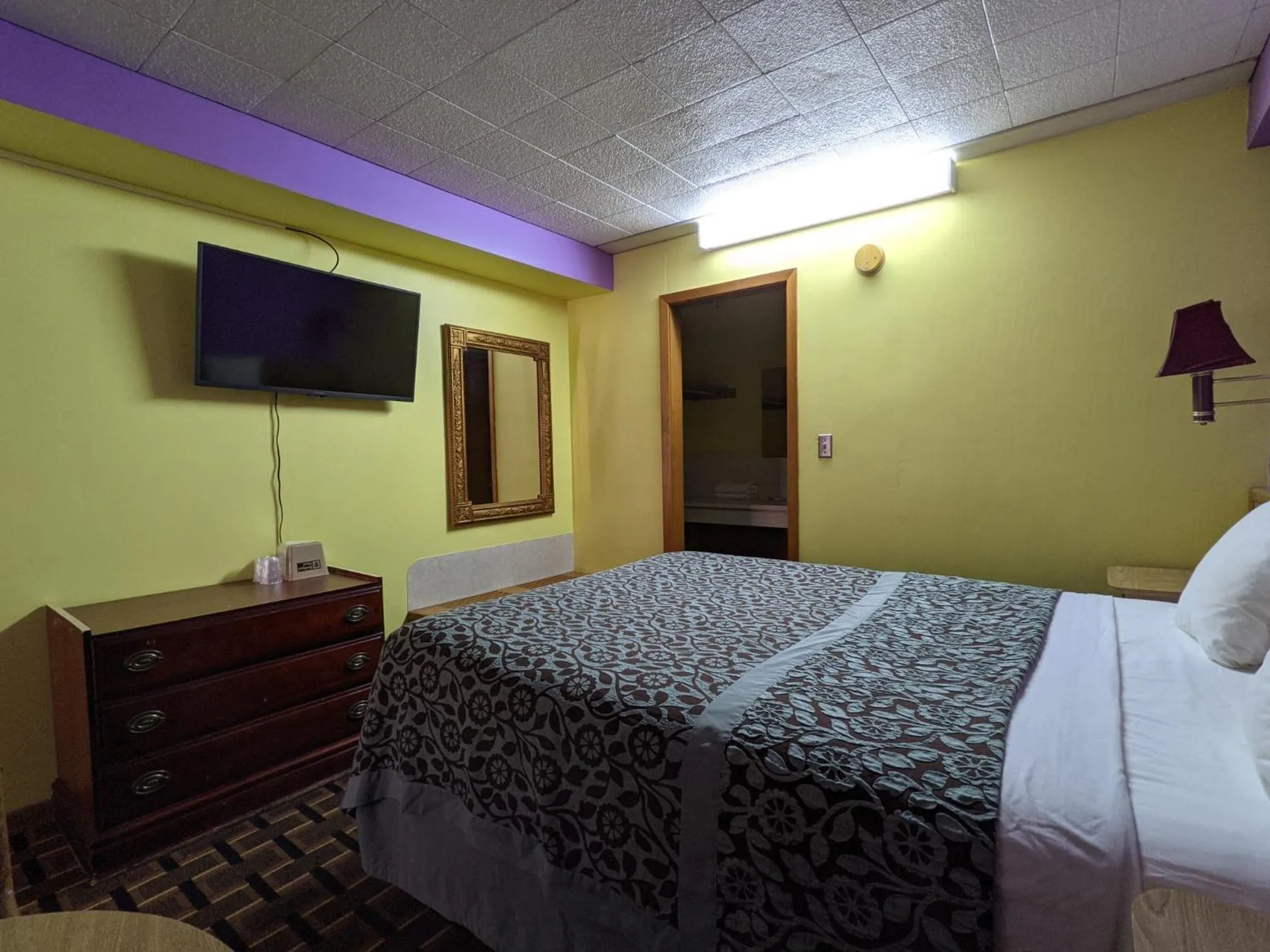 Bed in Great Plains Budget Inn