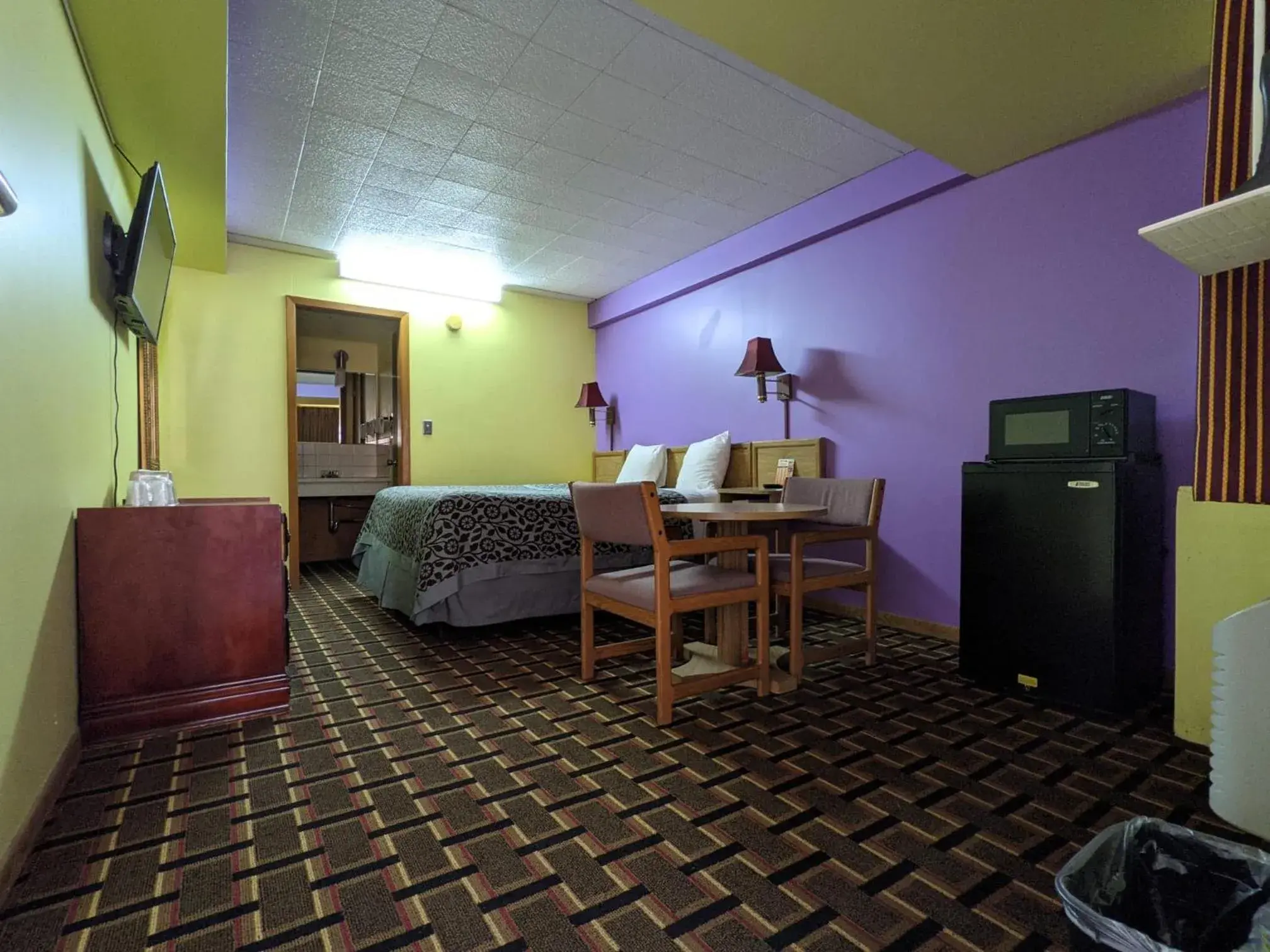Deluxe Queen Room in Great Plains Budget Inn Deluxe Queen Room in Great Plains Budget Inn