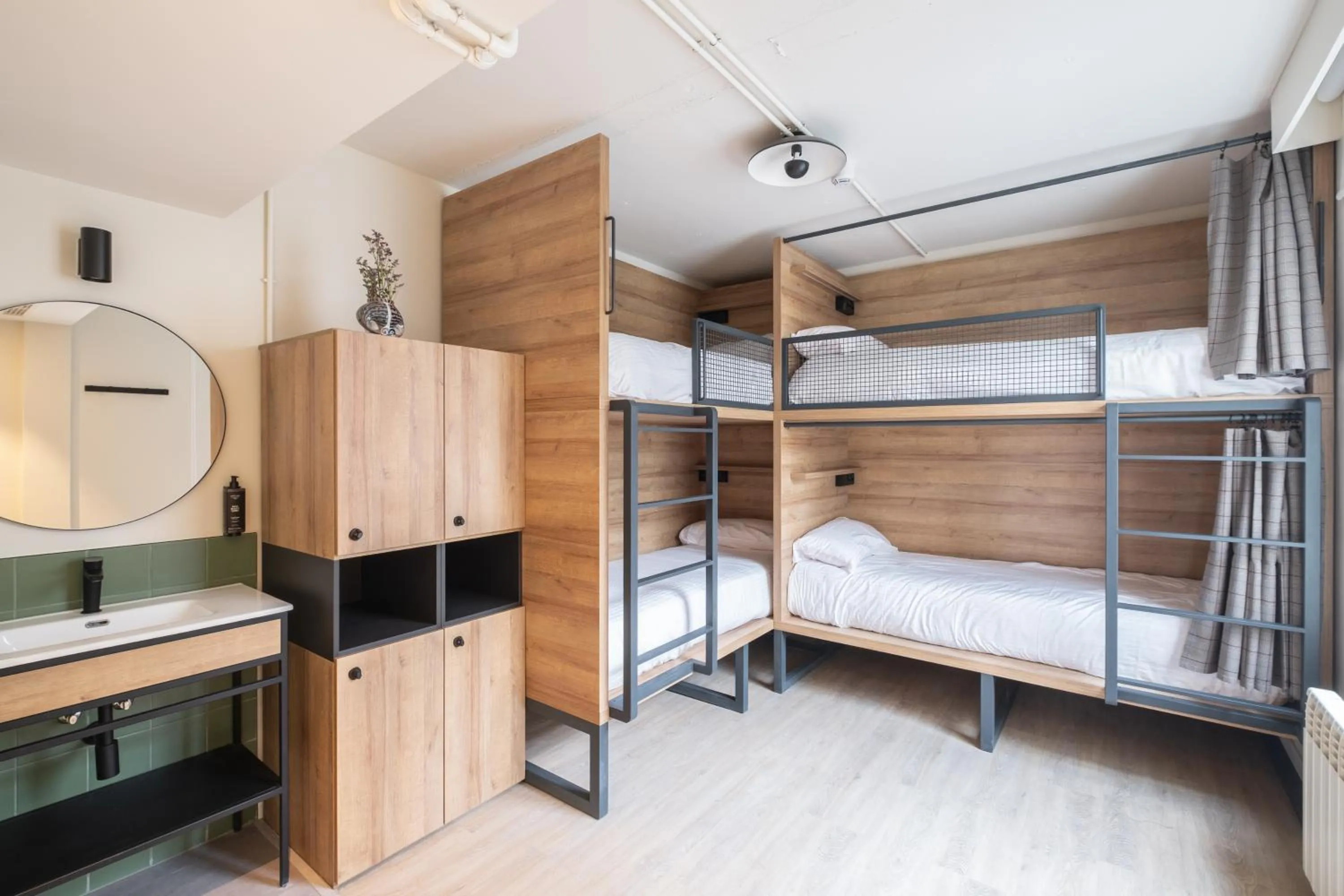 bunk bed, Bed in LATROUPE Grand Place