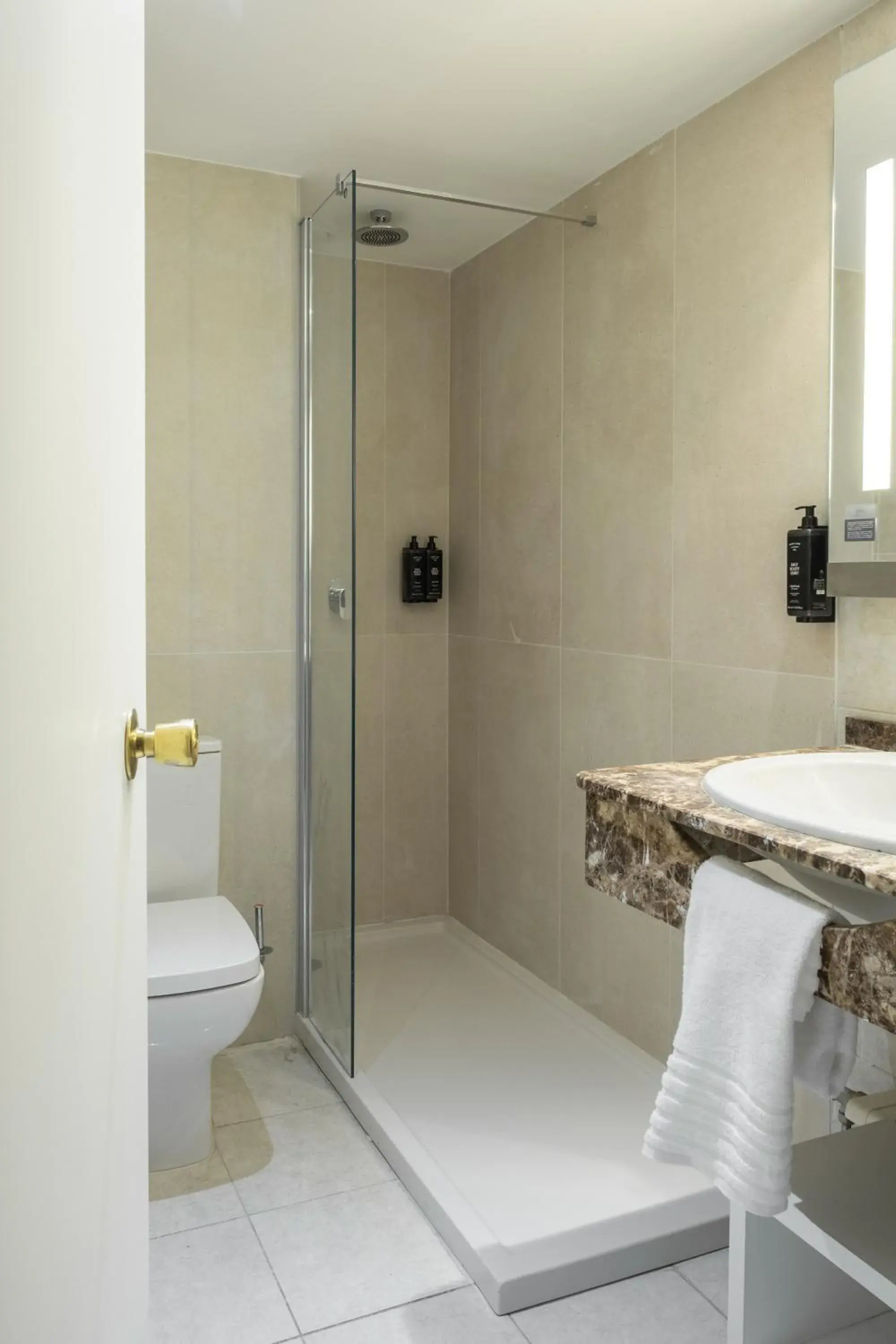 Twin Room in LATROUPE Grand Place Twin Room in LATROUPE Grand Place