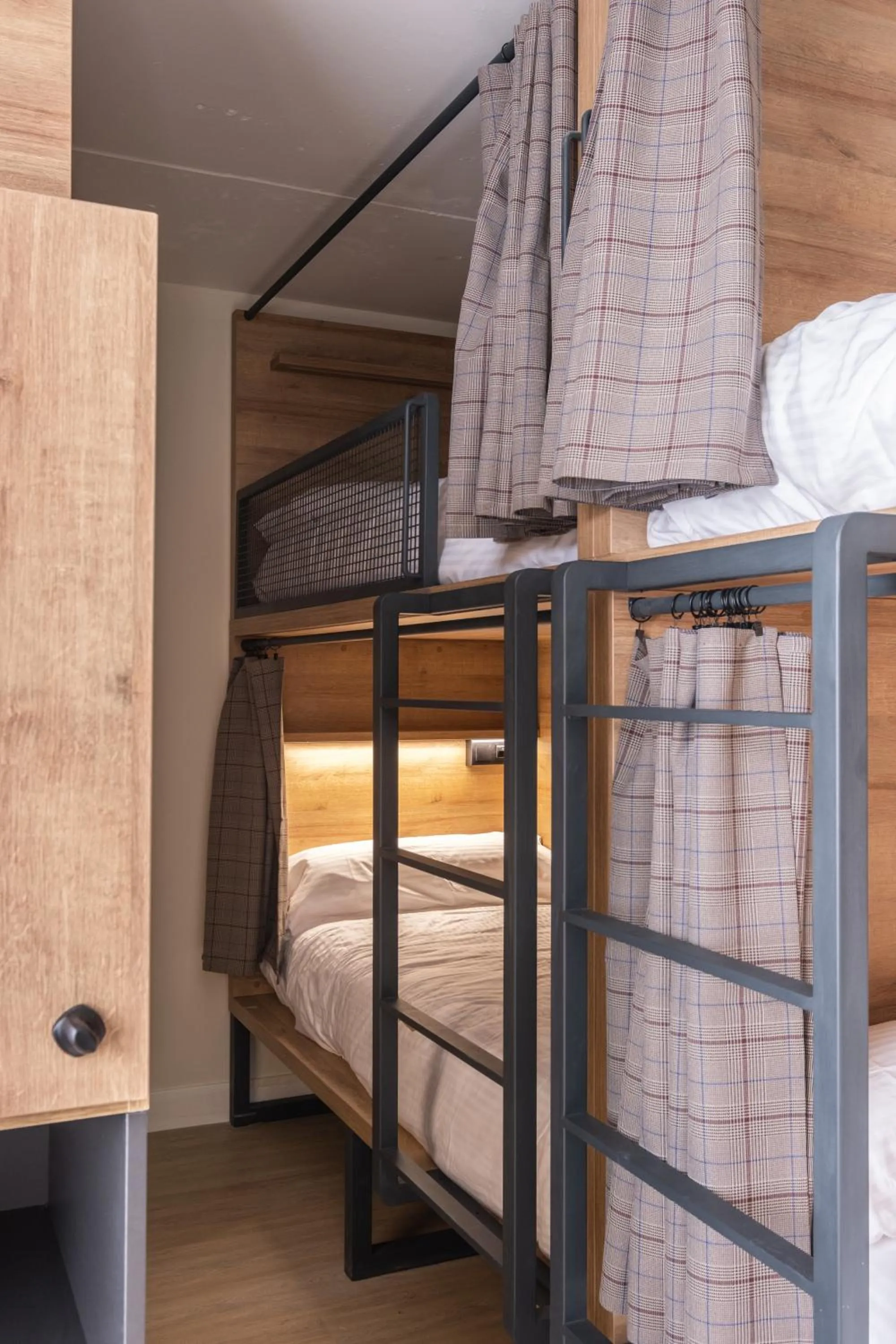 bunk bed, Bed in LATROUPE Grand Place