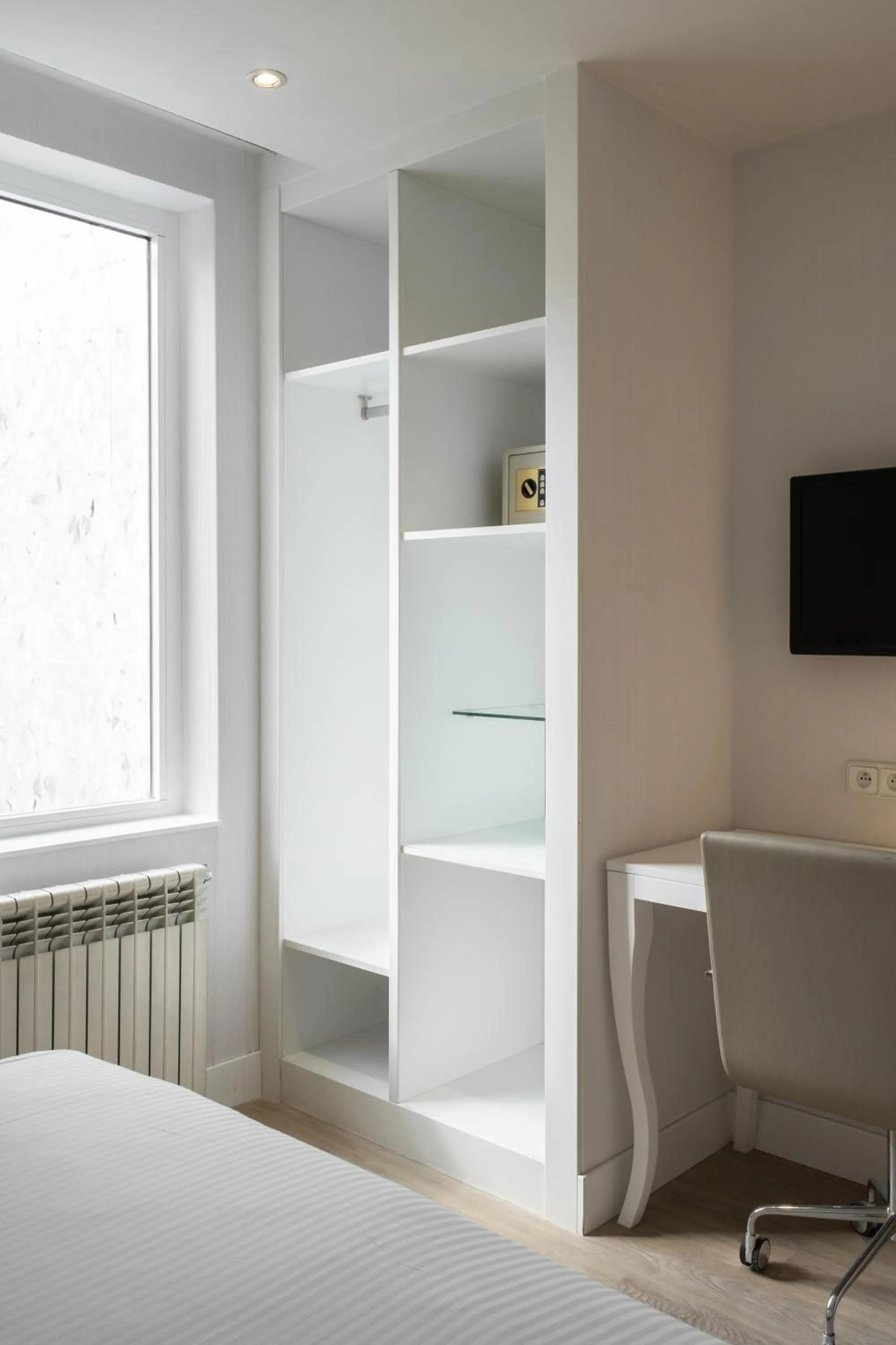 Bedroom, Bed in LATROUPE Grand Place