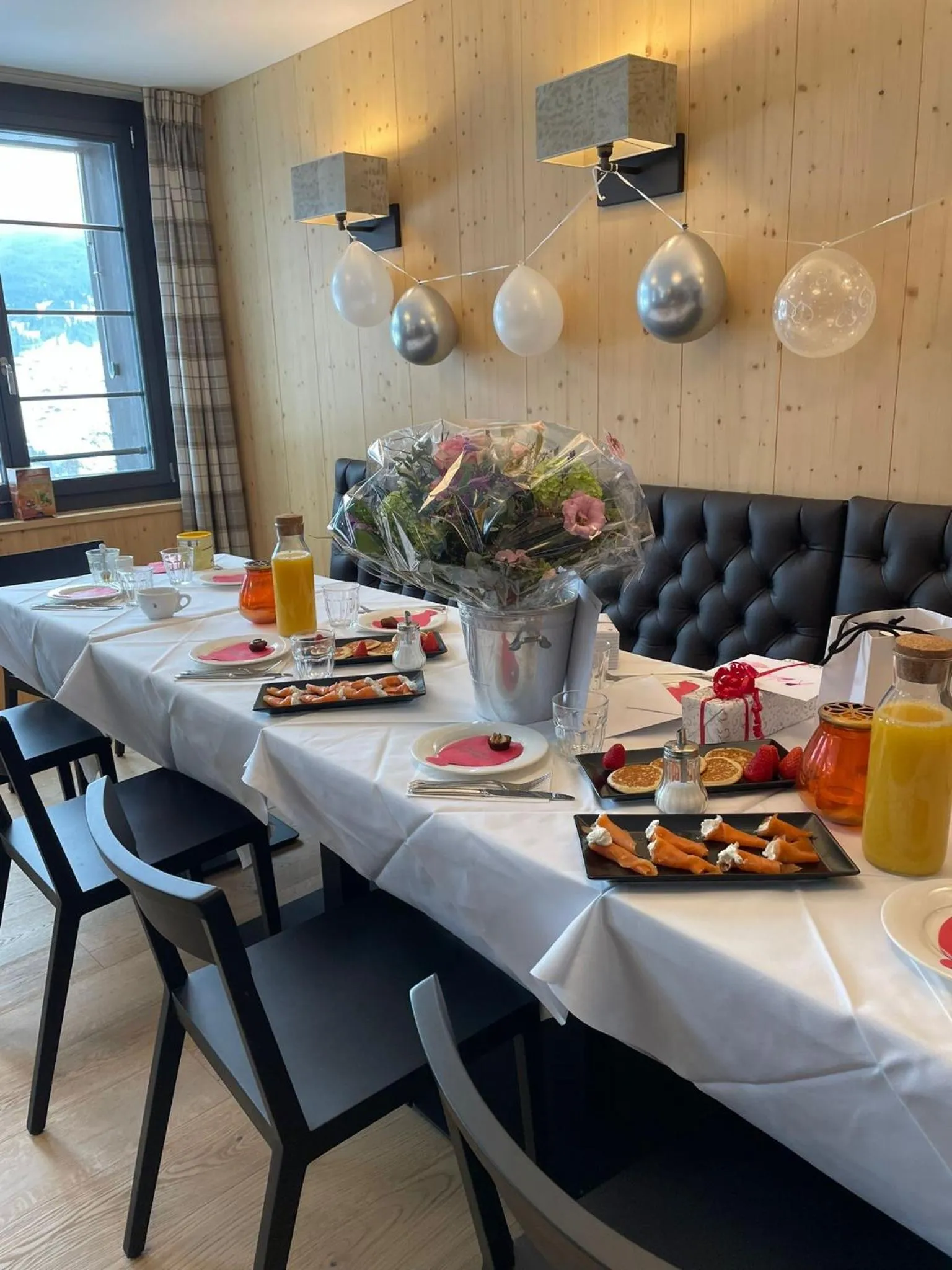 Dining area in Eiger View Alpine Lodge