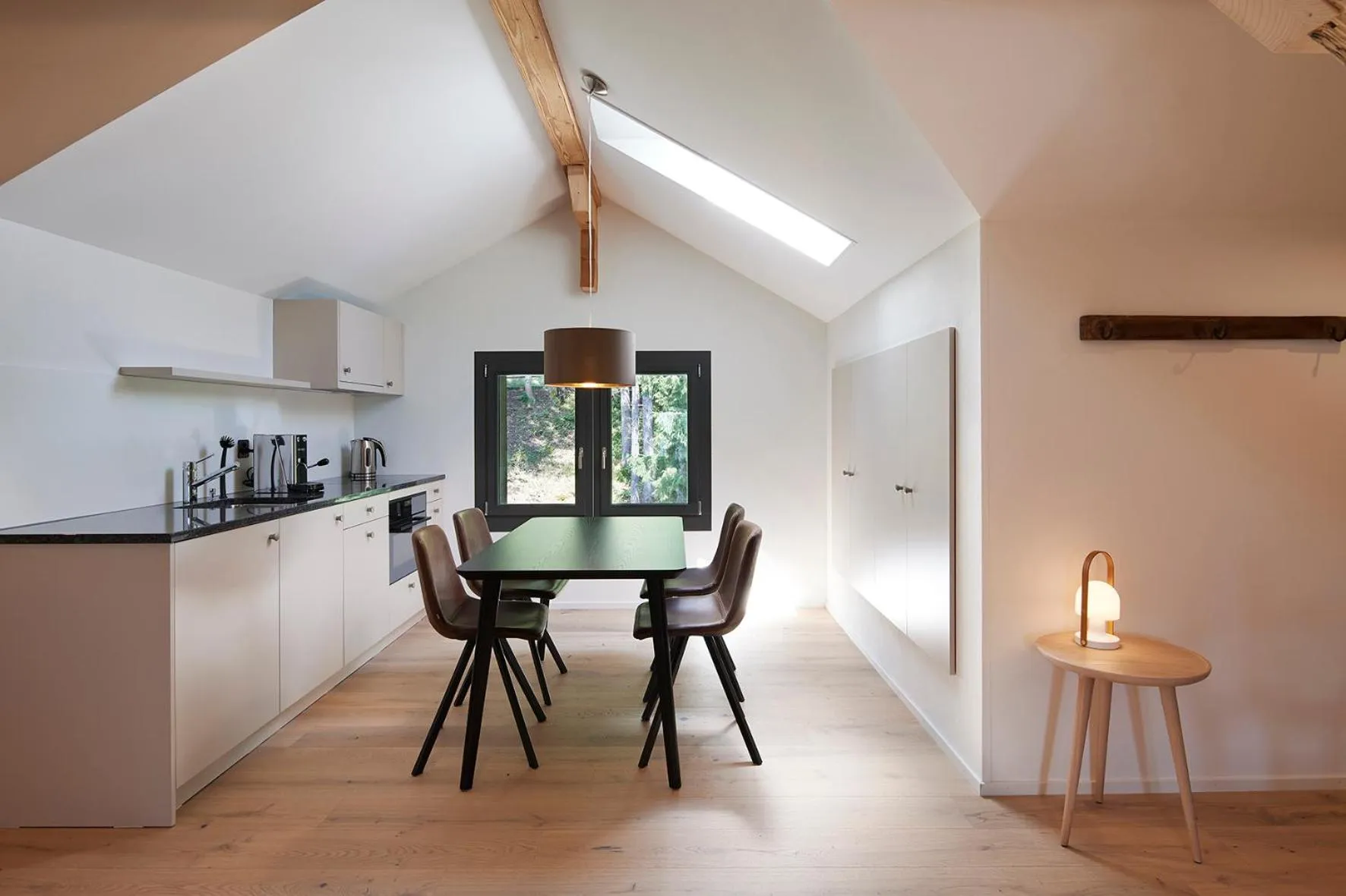 Kitchen or kitchenette in Eiger View Alpine Lodge