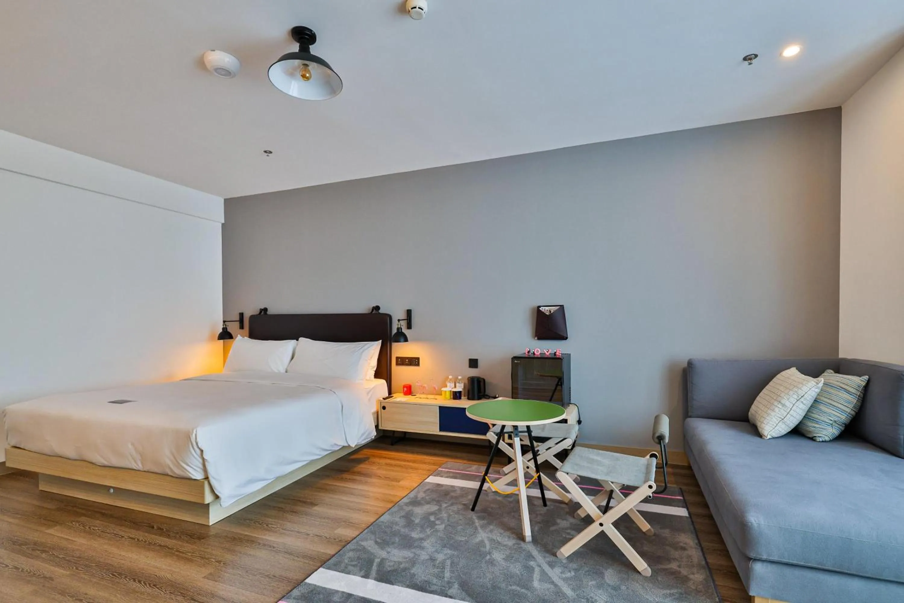 Photo of the whole room, Bed in Moxy Shanghai Hongqiao NECC