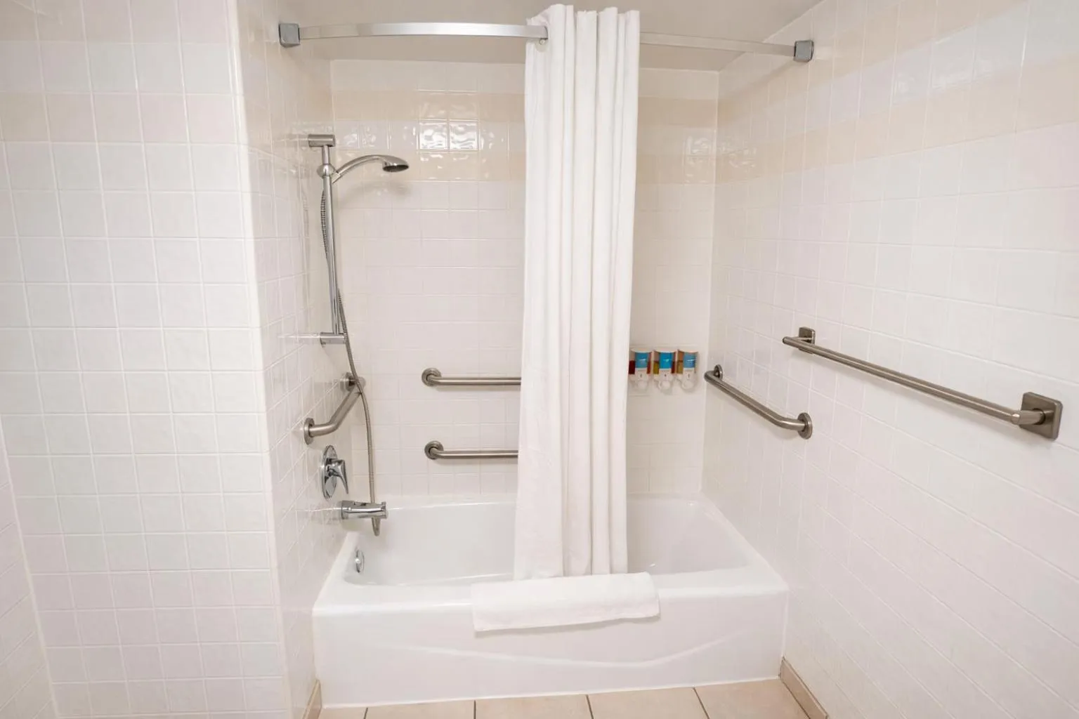 Bathroom in Hotel Lotus Kansas City Stadium