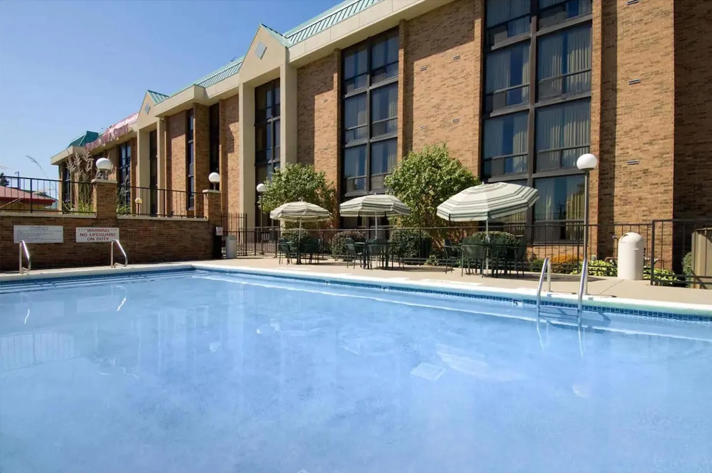 Swimming pool in Hotel Lotus Kansas City Stadium