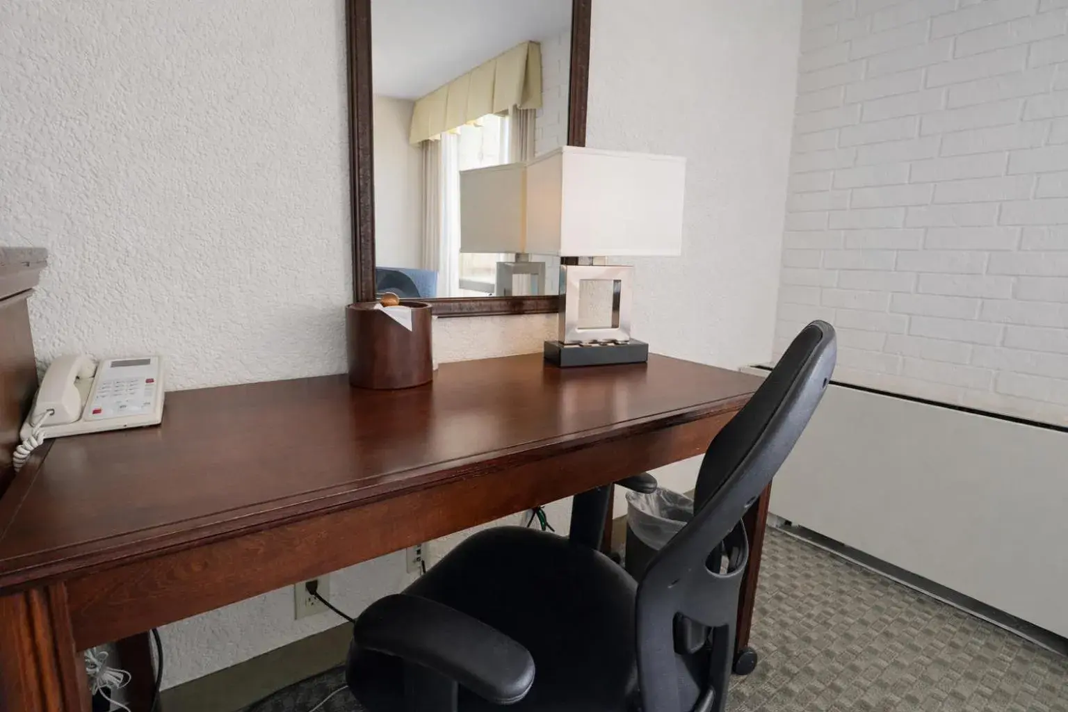 Double or Twin Room - Disability Access in Hotel Lotus Kansas City Stadium Double or Twin Room - Disability Access in Hotel Lotus Kansas City Stadium