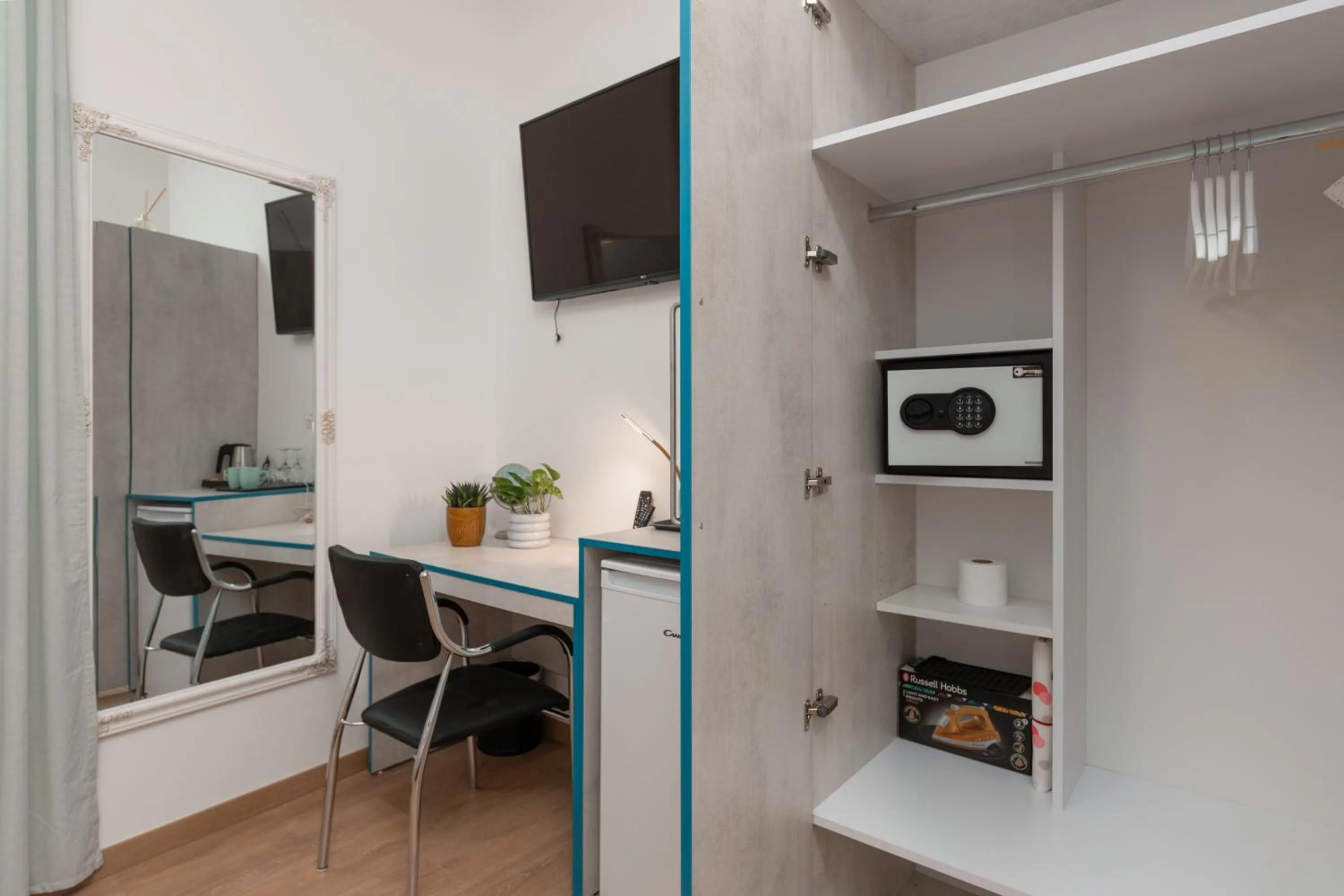 Communal lounge/ TV room in Polesana Rooms