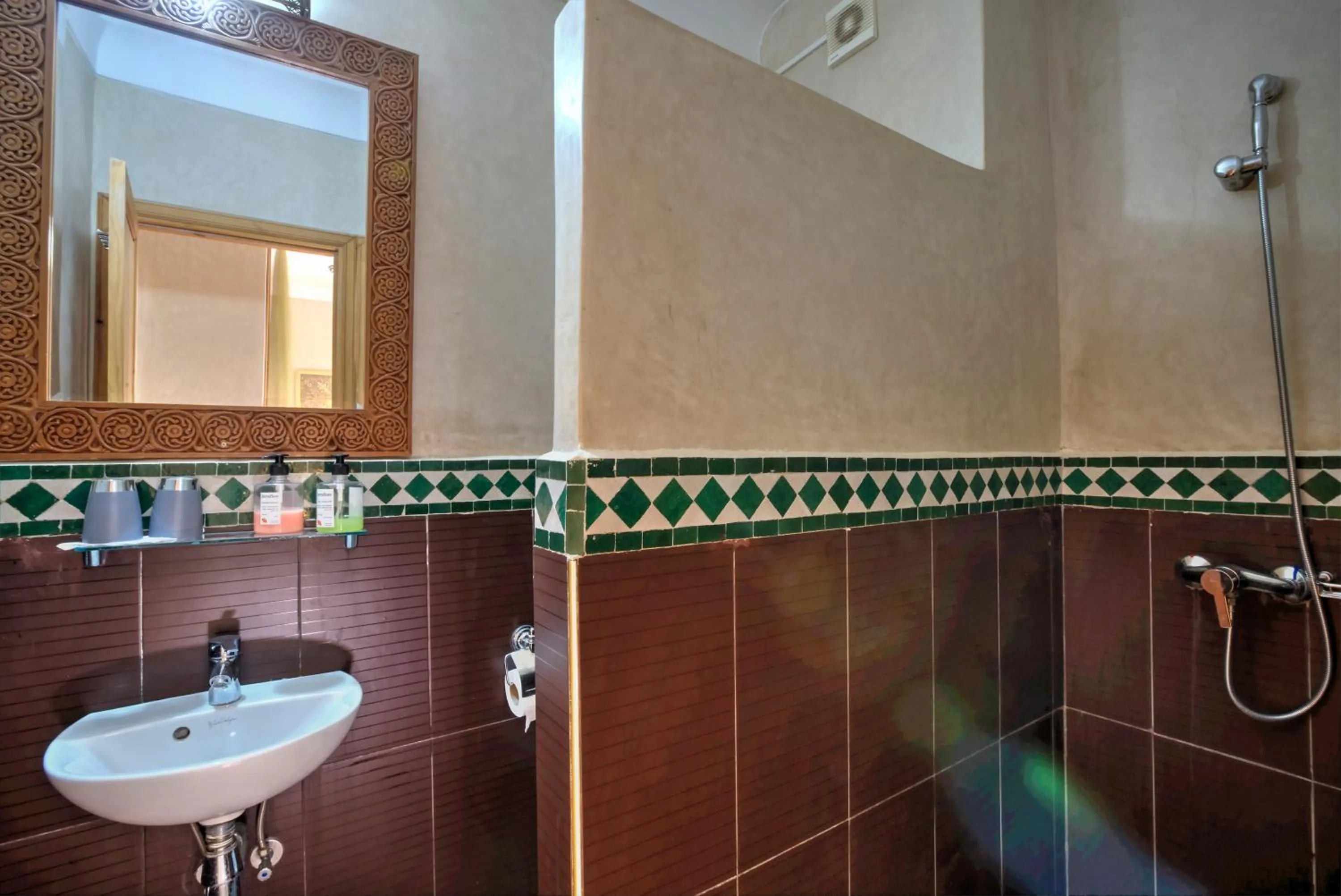 Shower in Riad Inaka