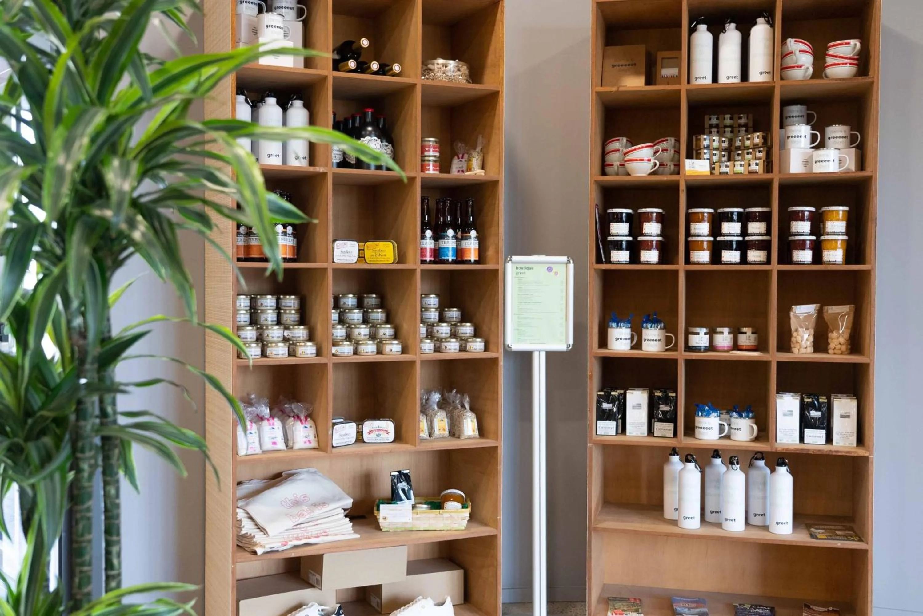 On-site shops in greet Hotel Rennes Pace