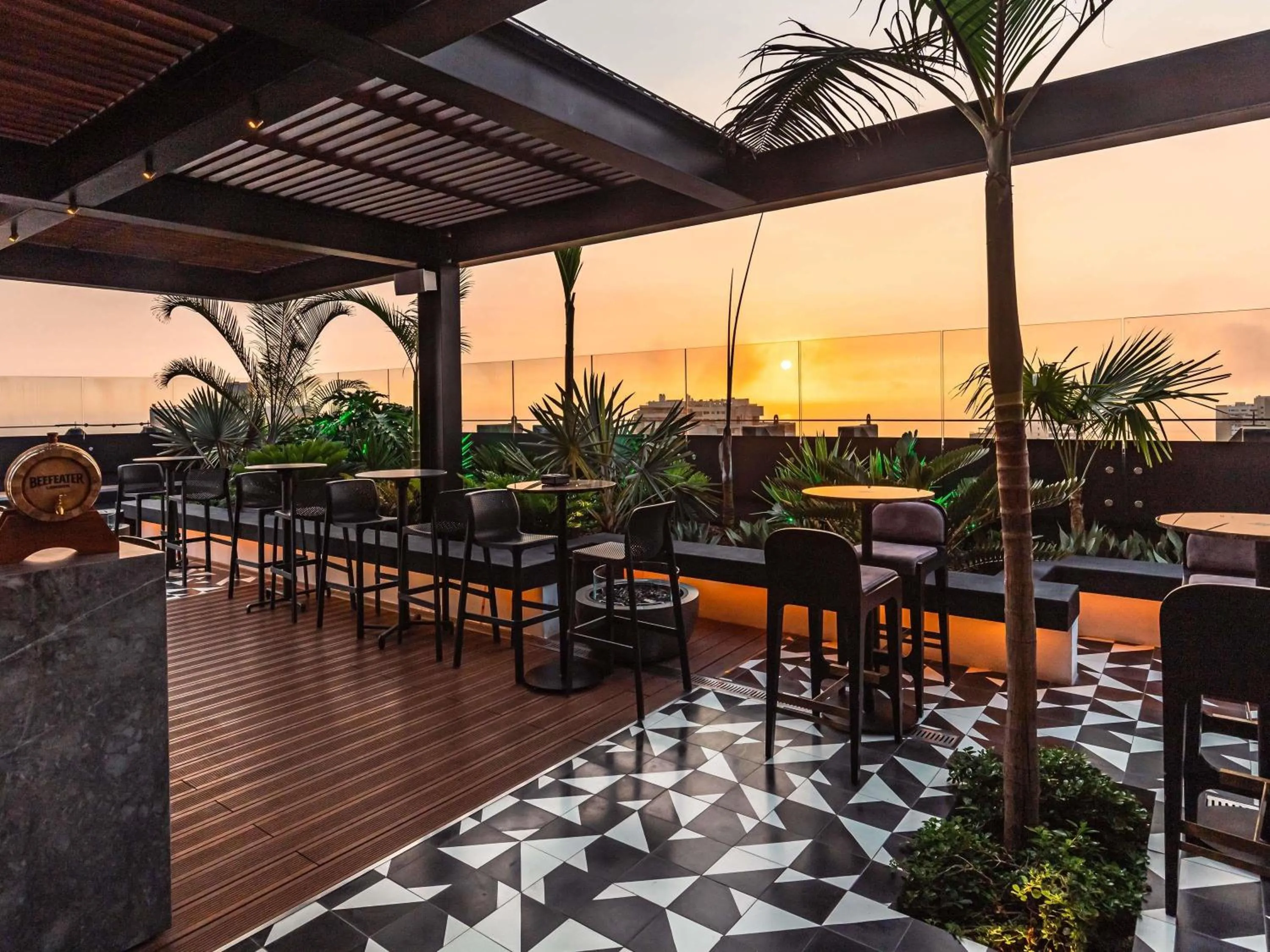 Lounge or bar in Pullman Lima Miraflores