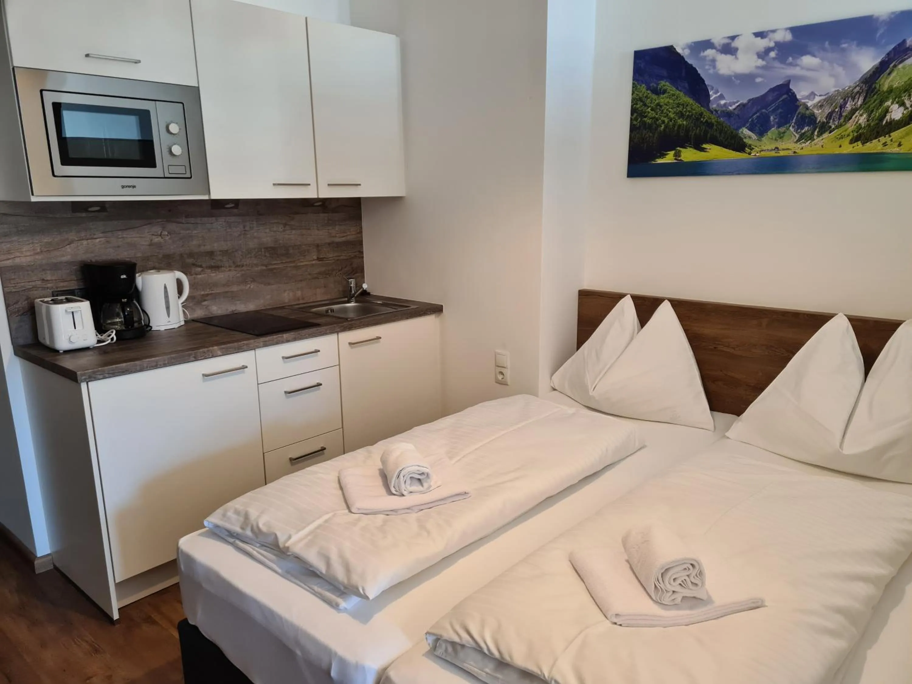 Kitchen or kitchenette, Bed in AlpenParks Hotel & Apartment Alpendorf