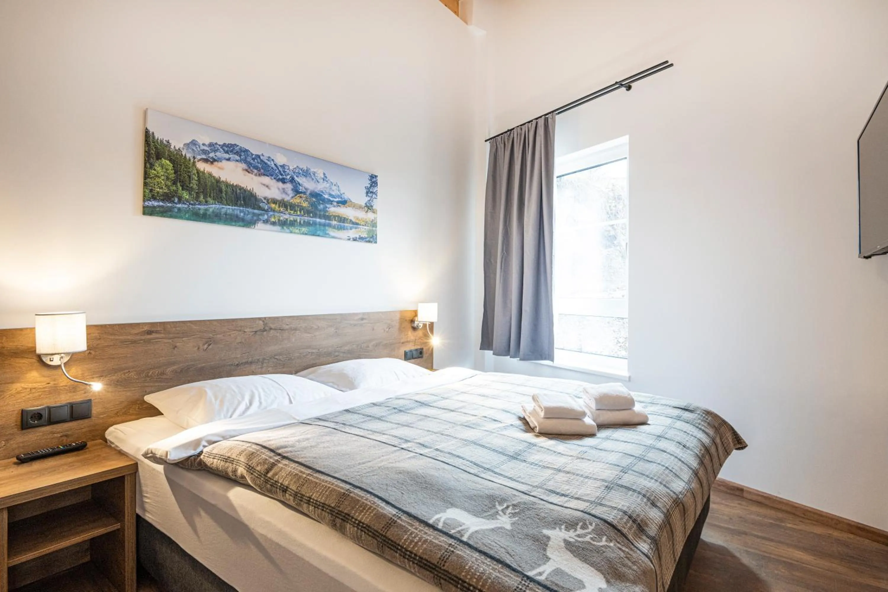 Bedroom, Bed in AlpenParks Hotel & Apartment Alpendorf
