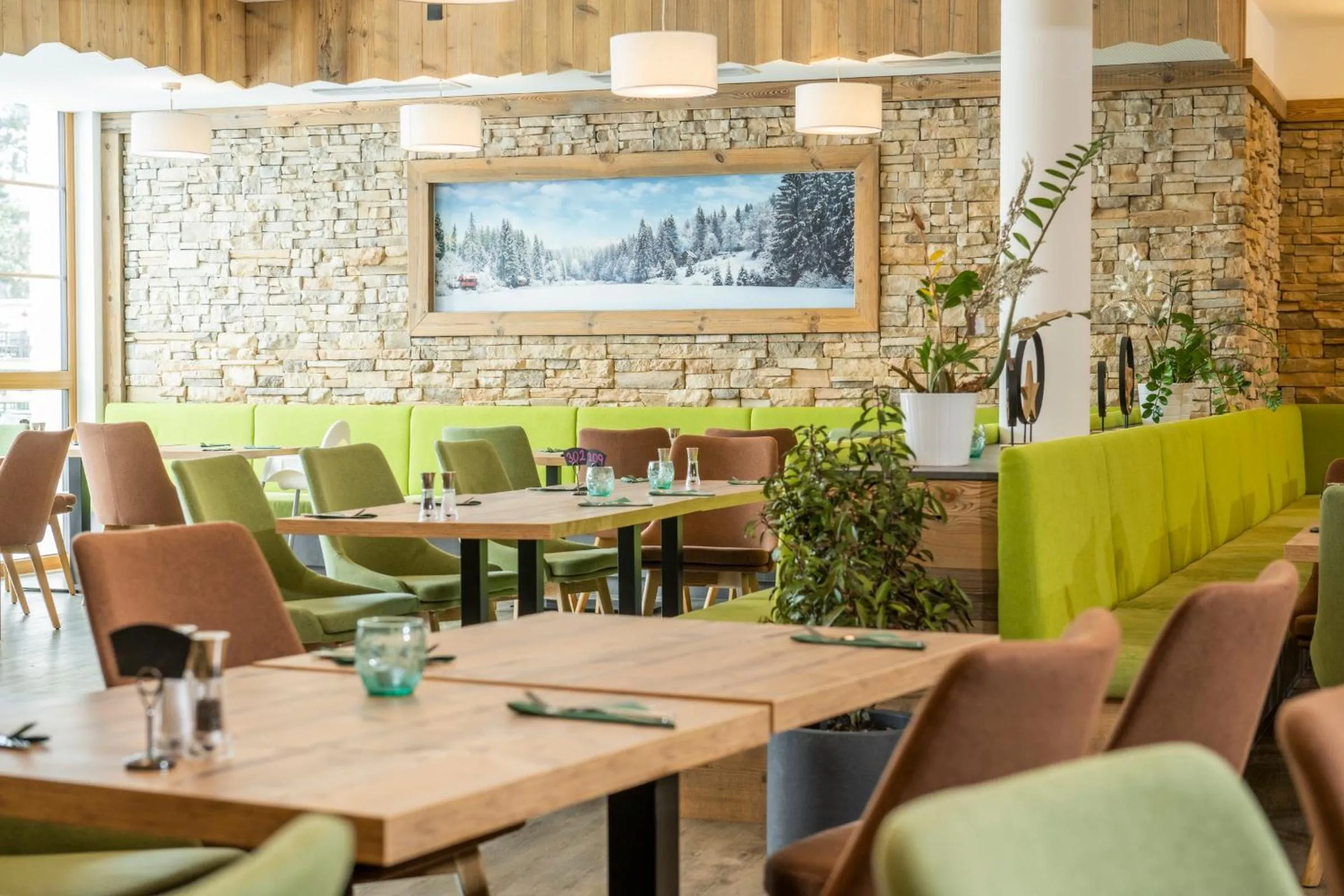 Restaurant/places to eat in AlpenParks Hotel & Apartment Alpendorf