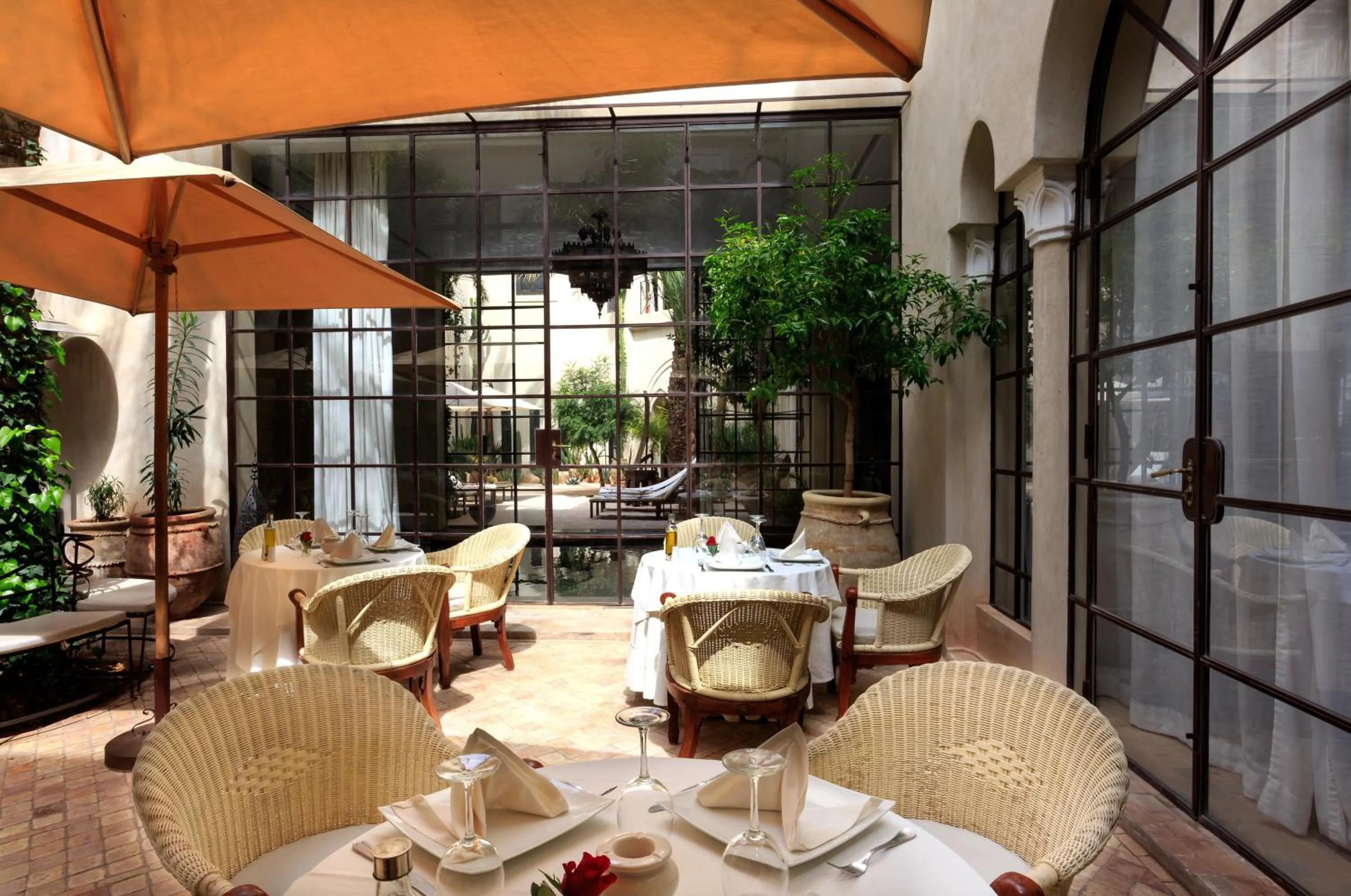 Restaurant/places to eat in Palais Khum