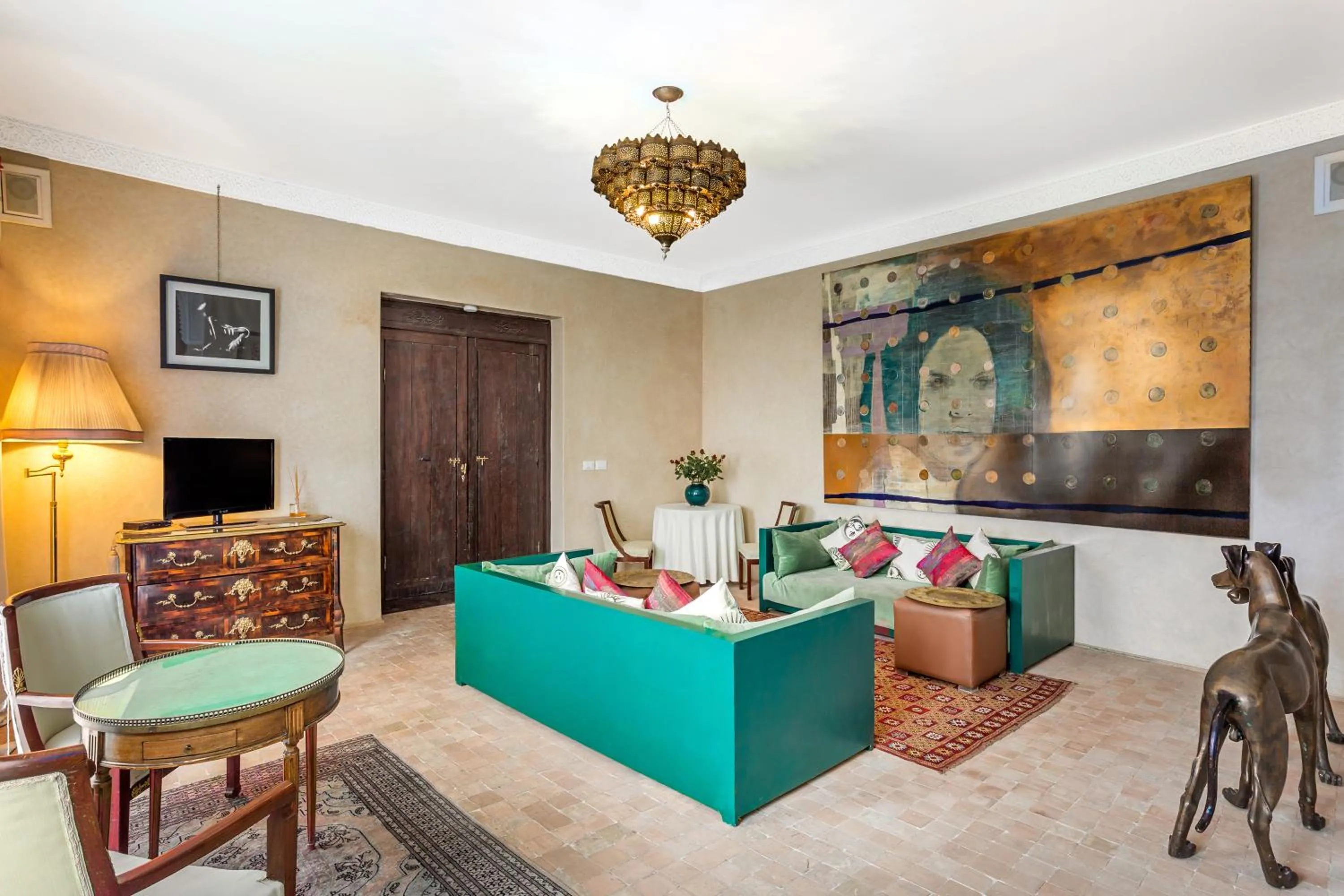 TV and multimedia in Palais Khum