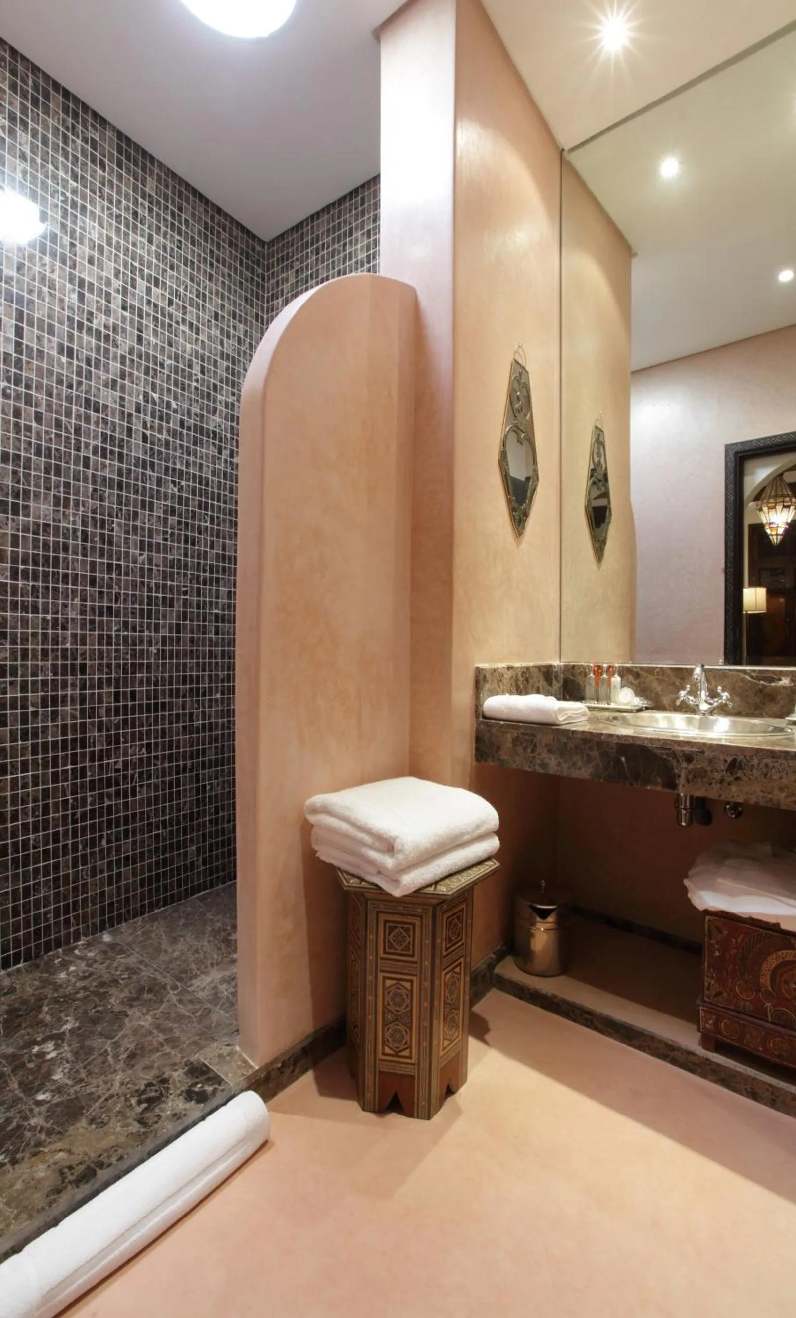 Bathroom in Palais Khum