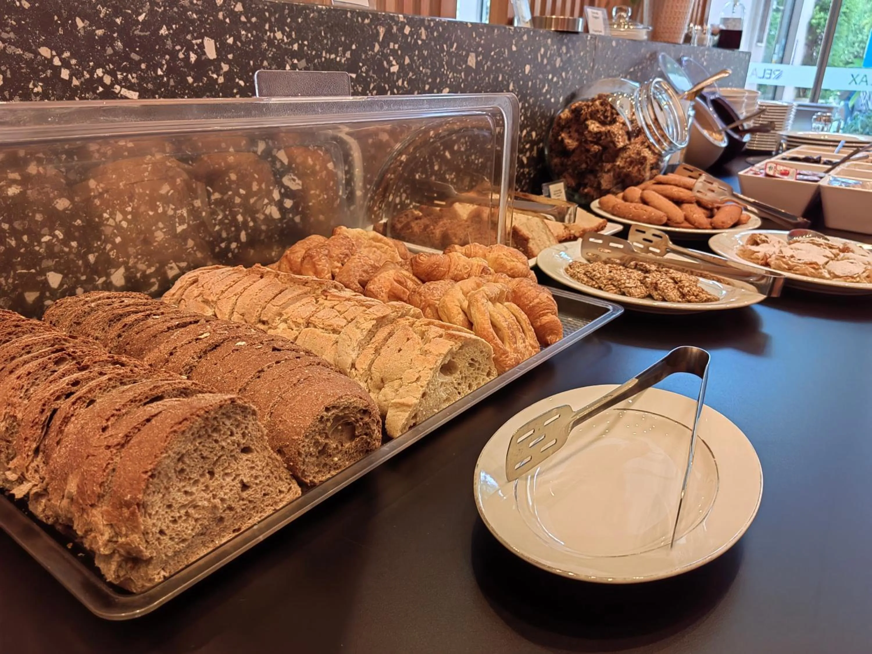 Food and drinks in Relax Hotel