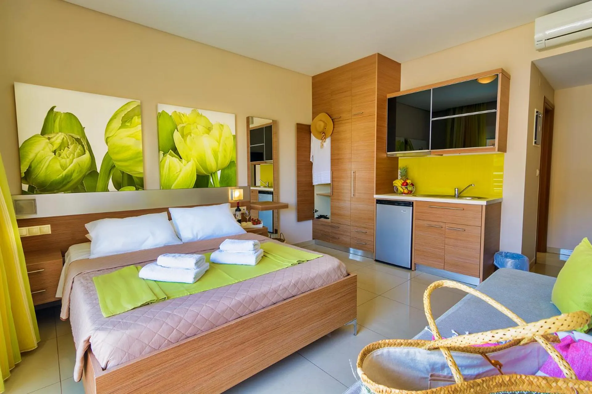 Kitchen or kitchenette, Bed in Relax Hotel
