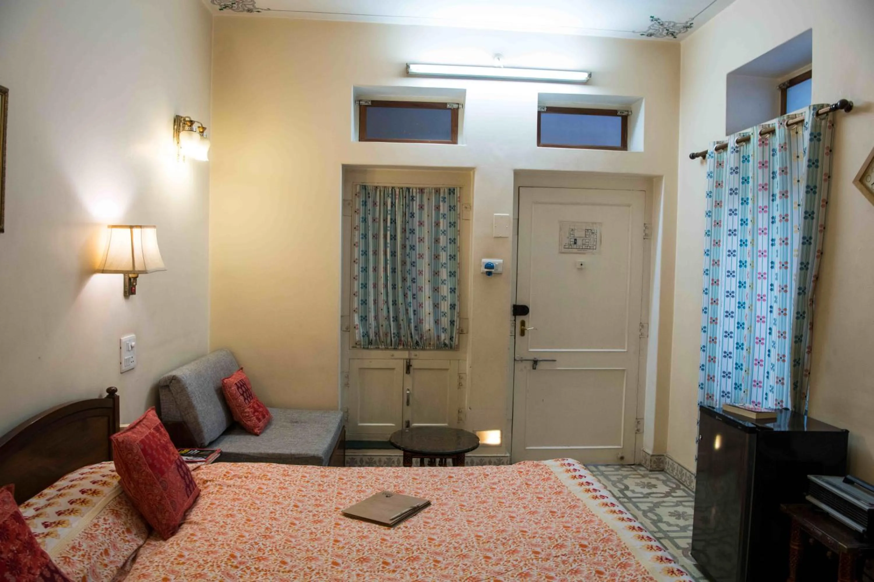 Seating area, Bed in Hotel Arya Niwas