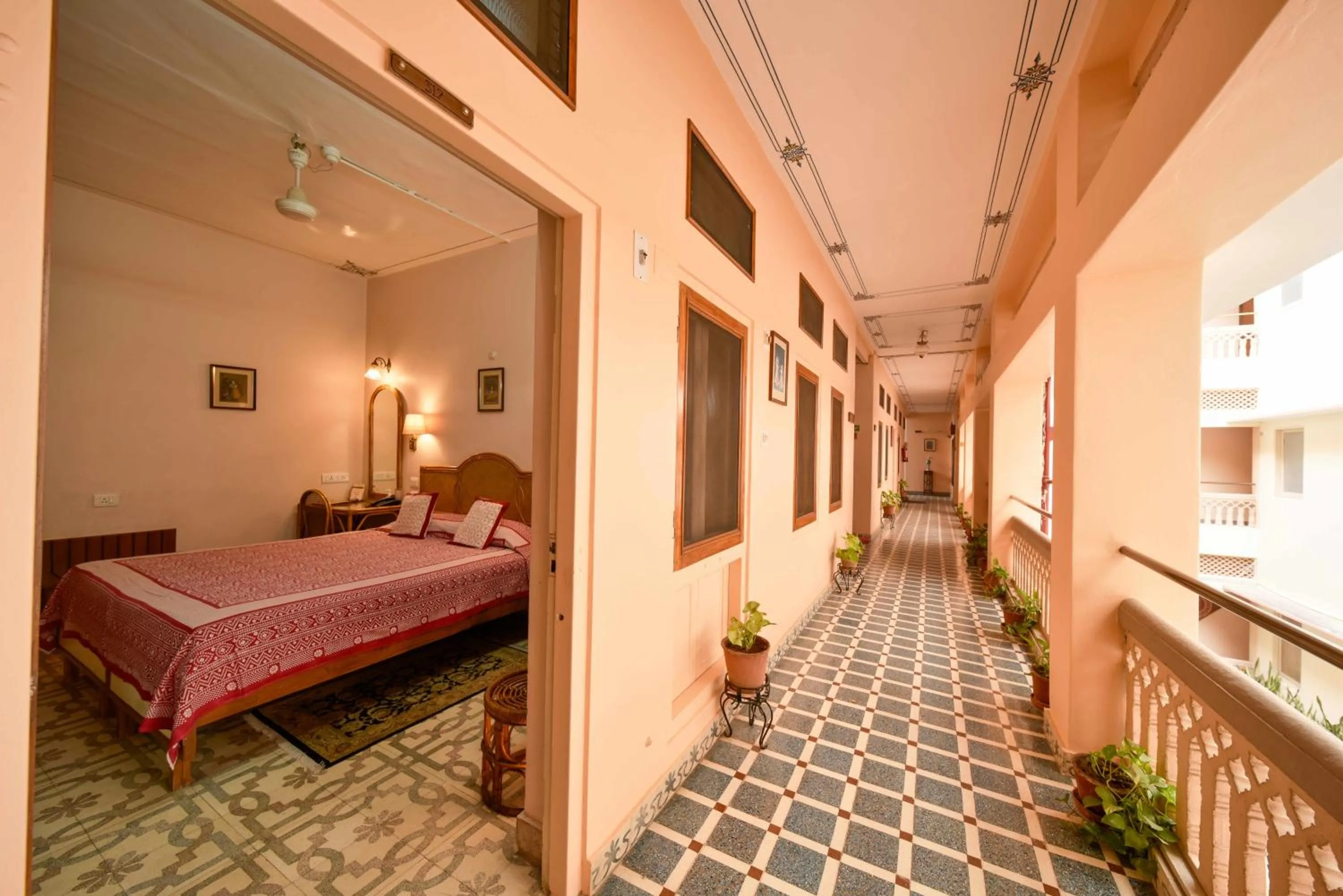 Bedroom, Bed in Hotel Arya Niwas