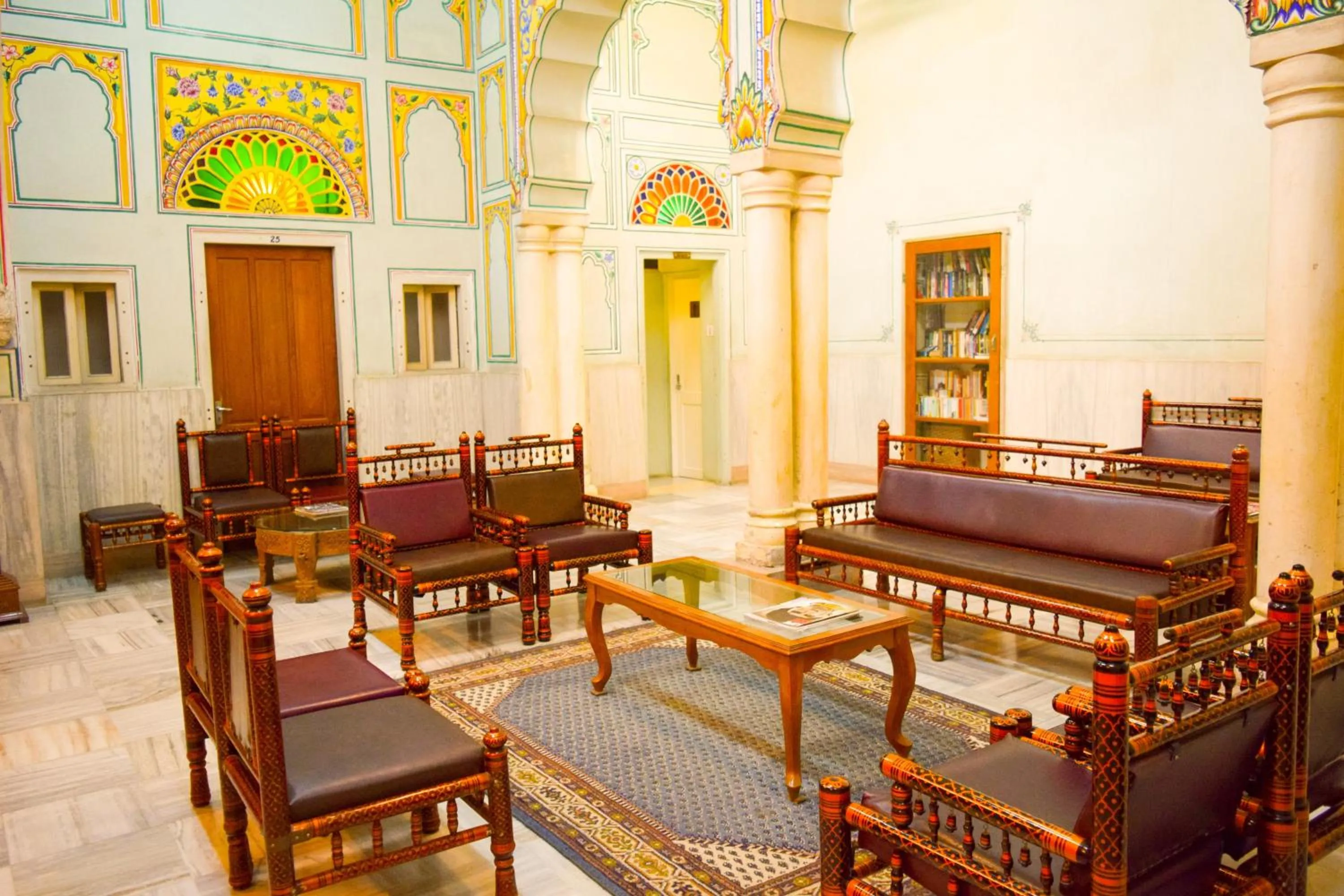 Library in Hotel Arya Niwas