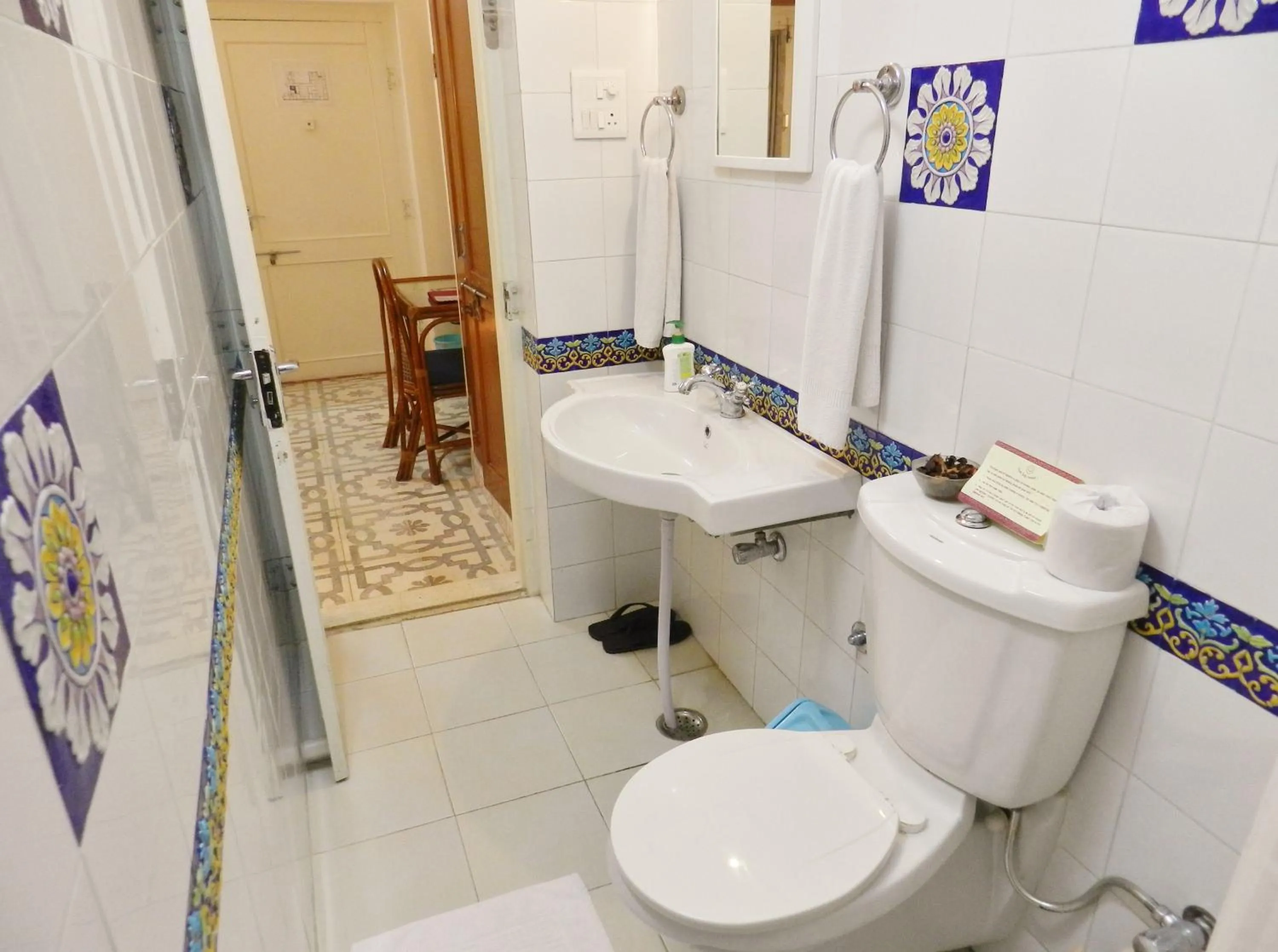 Bathroom in Hotel Arya Niwas